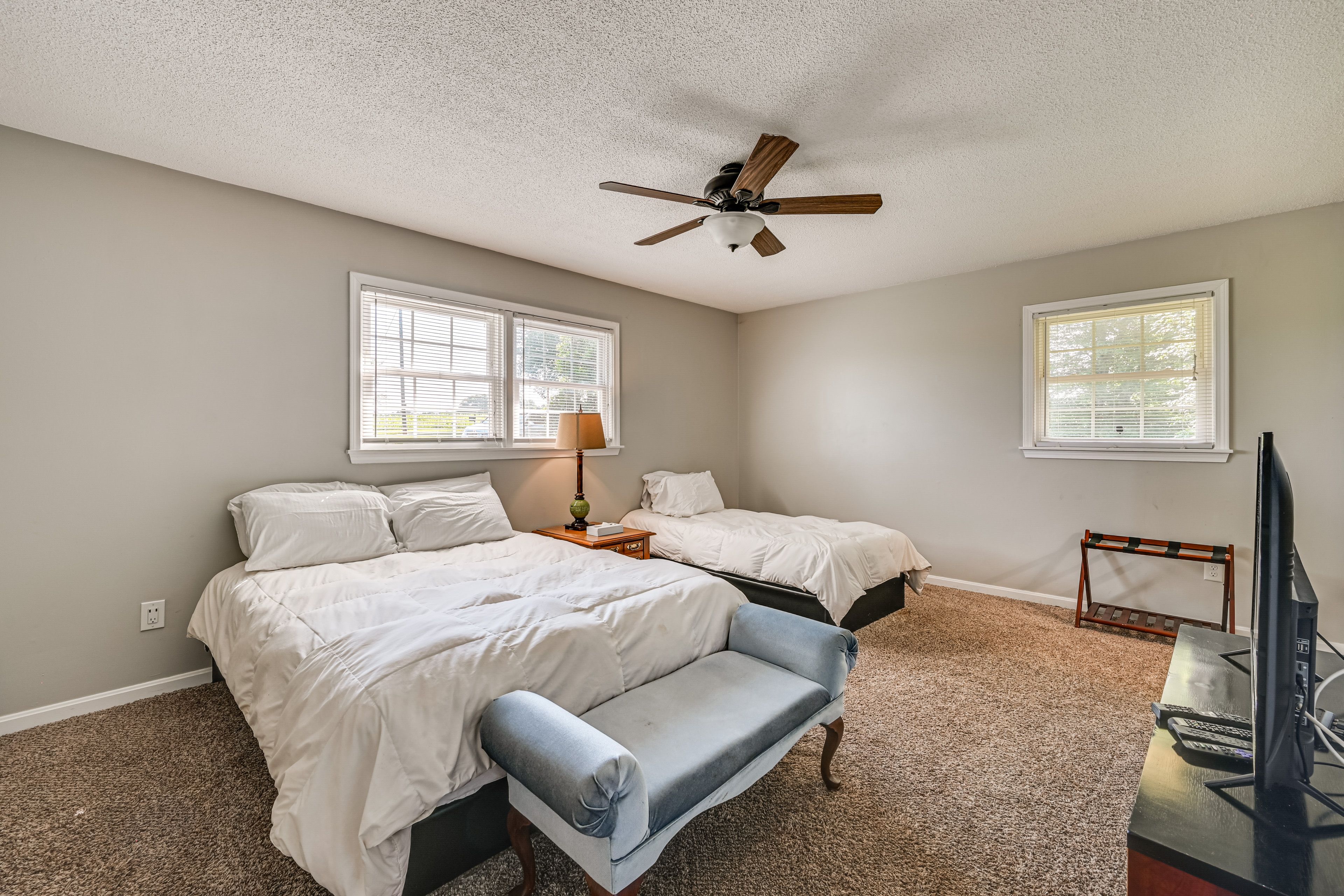 Bedroom 1 | Queen Bed | Twin Bed | 1st Floor
