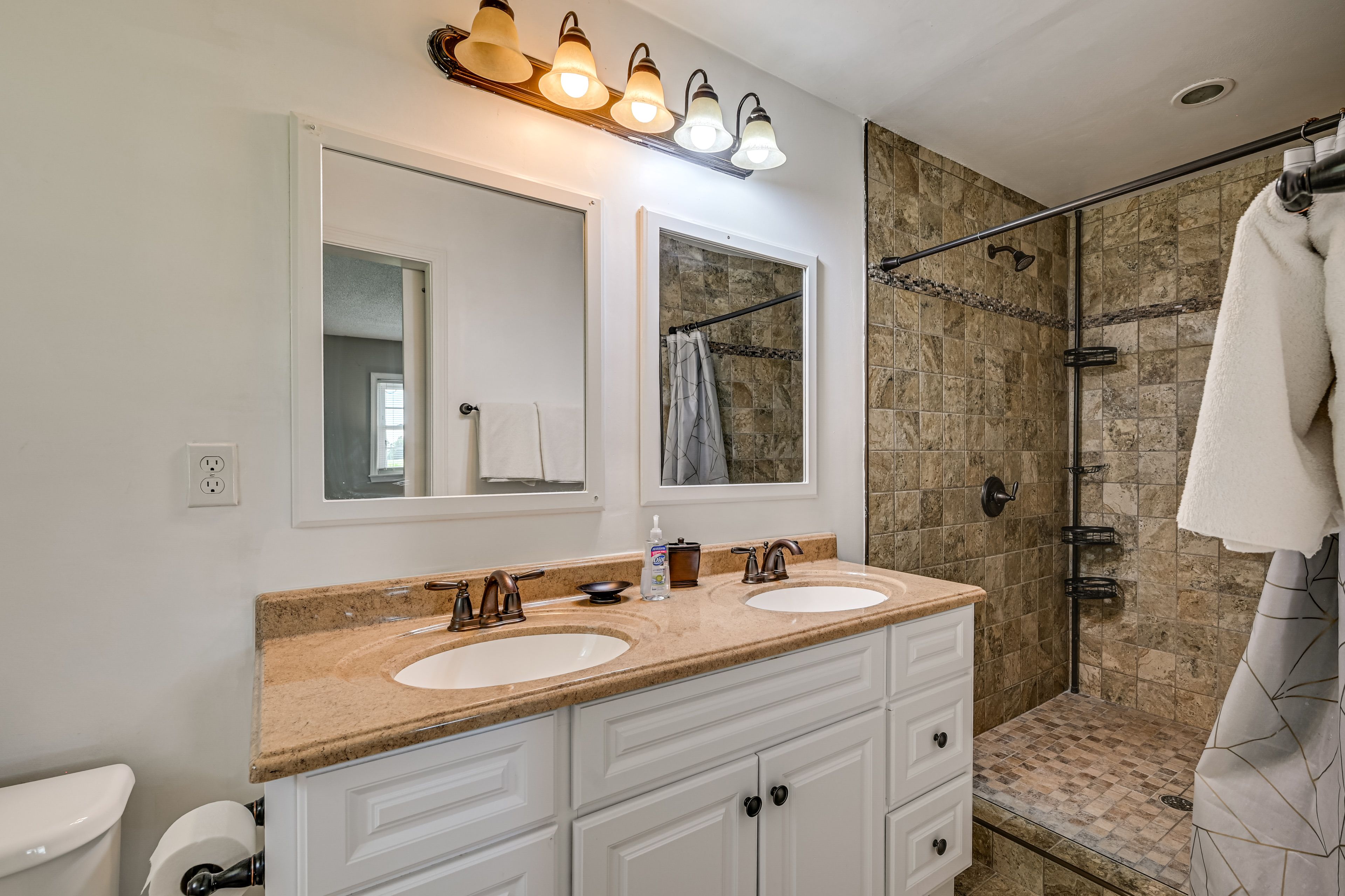 En-Suite Bathroom | Towels Provided | 1st Floor