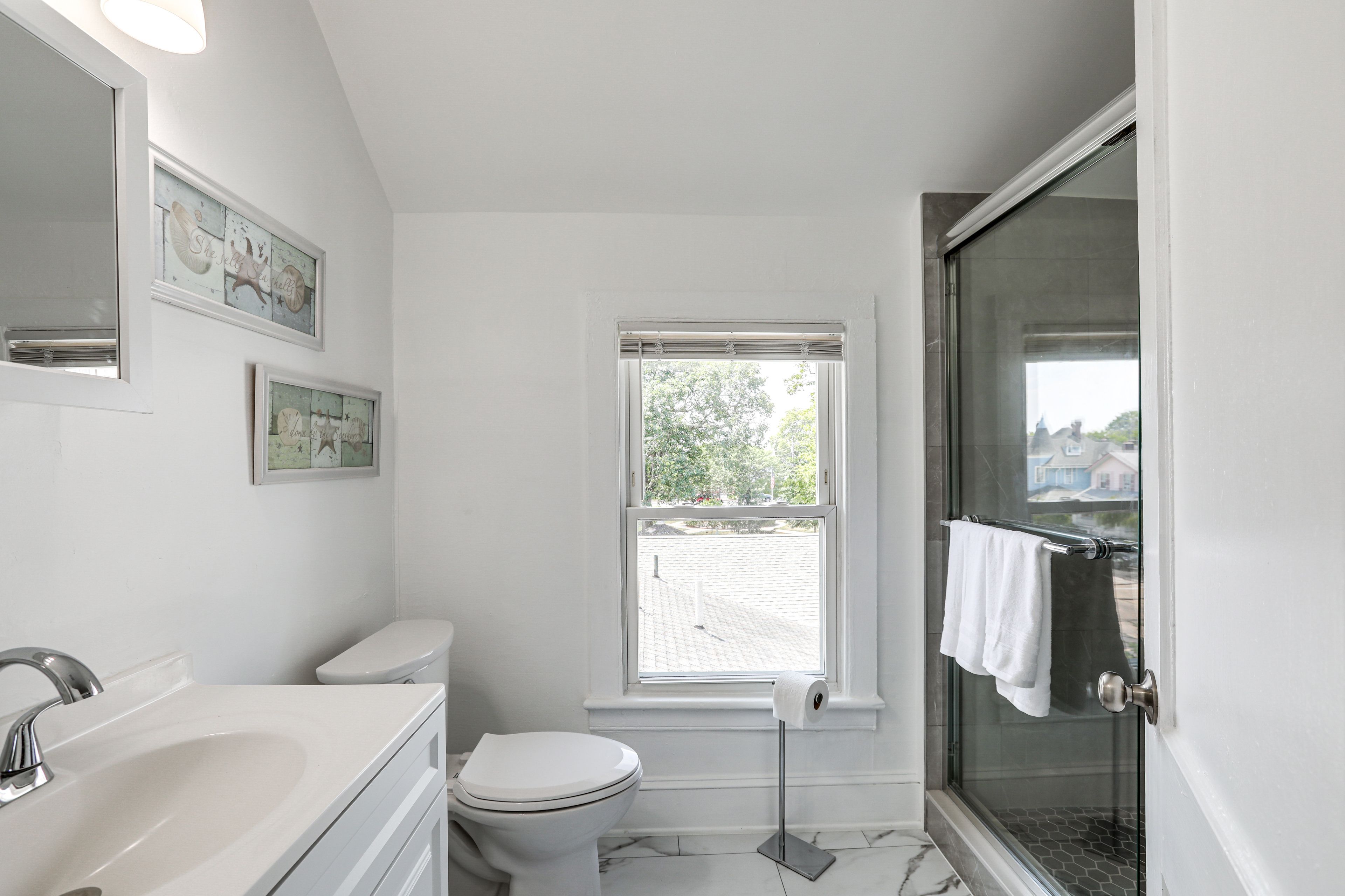 Full Bathroom | Towels Provided | Complimentary Toiletries