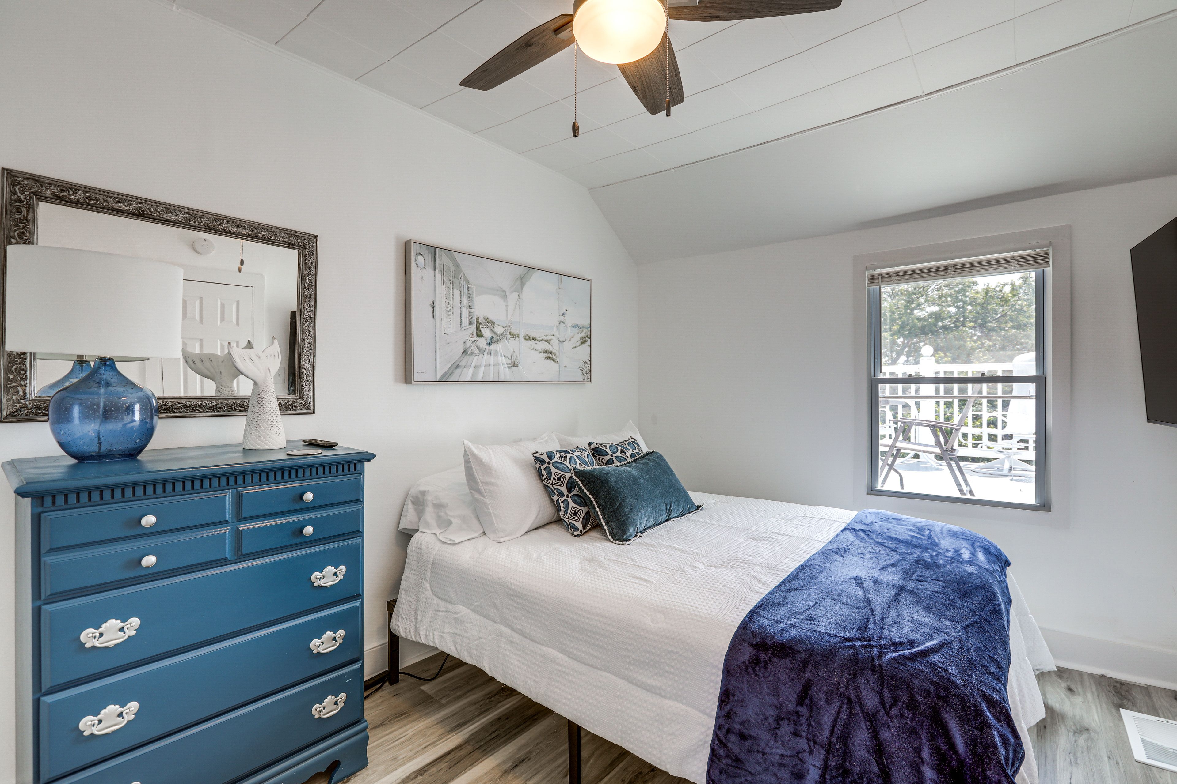 Bedroom 1 | Queen Bed | Smart TV