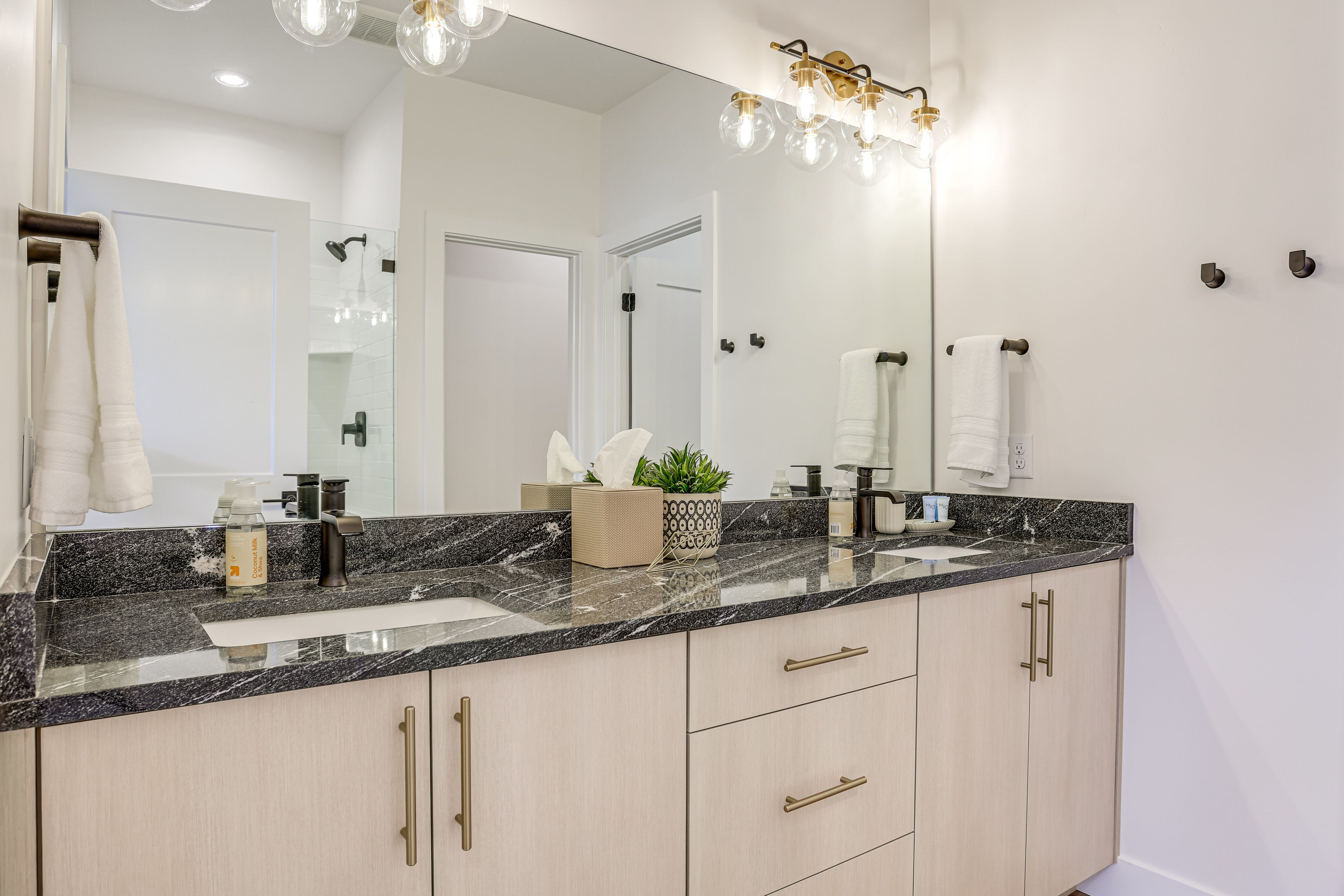 Full Bathroom | 2nd Floor