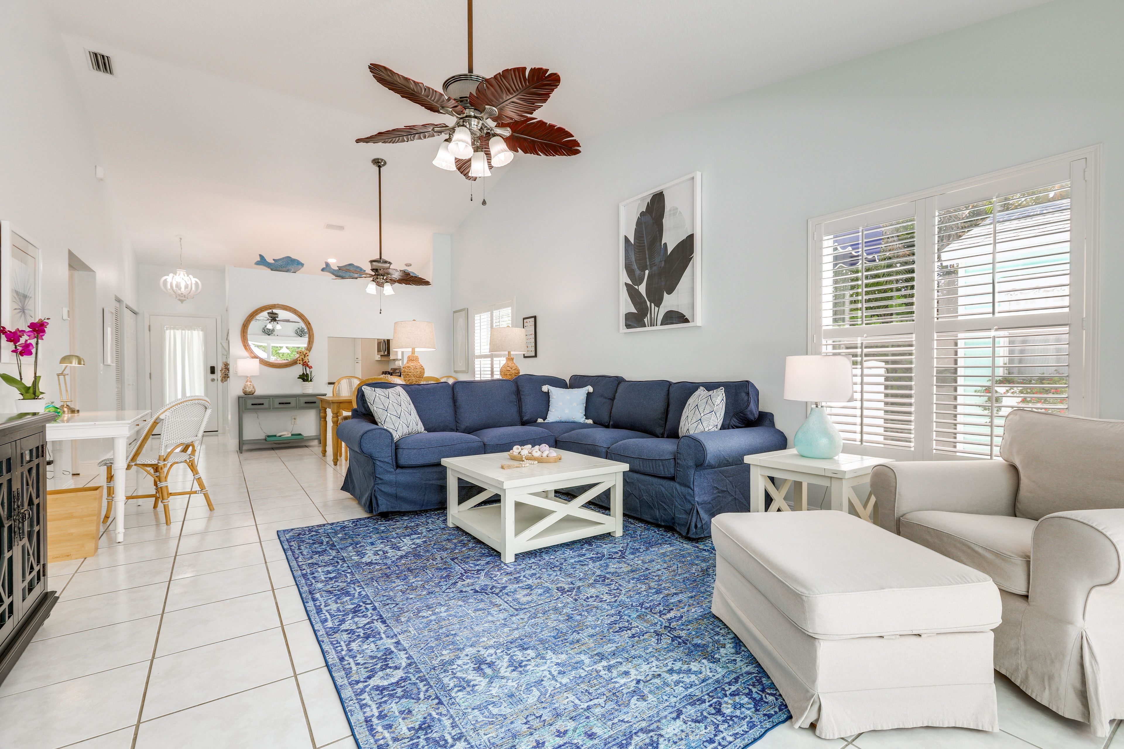 Living Room | Central A/C & Heating | Free WiFi