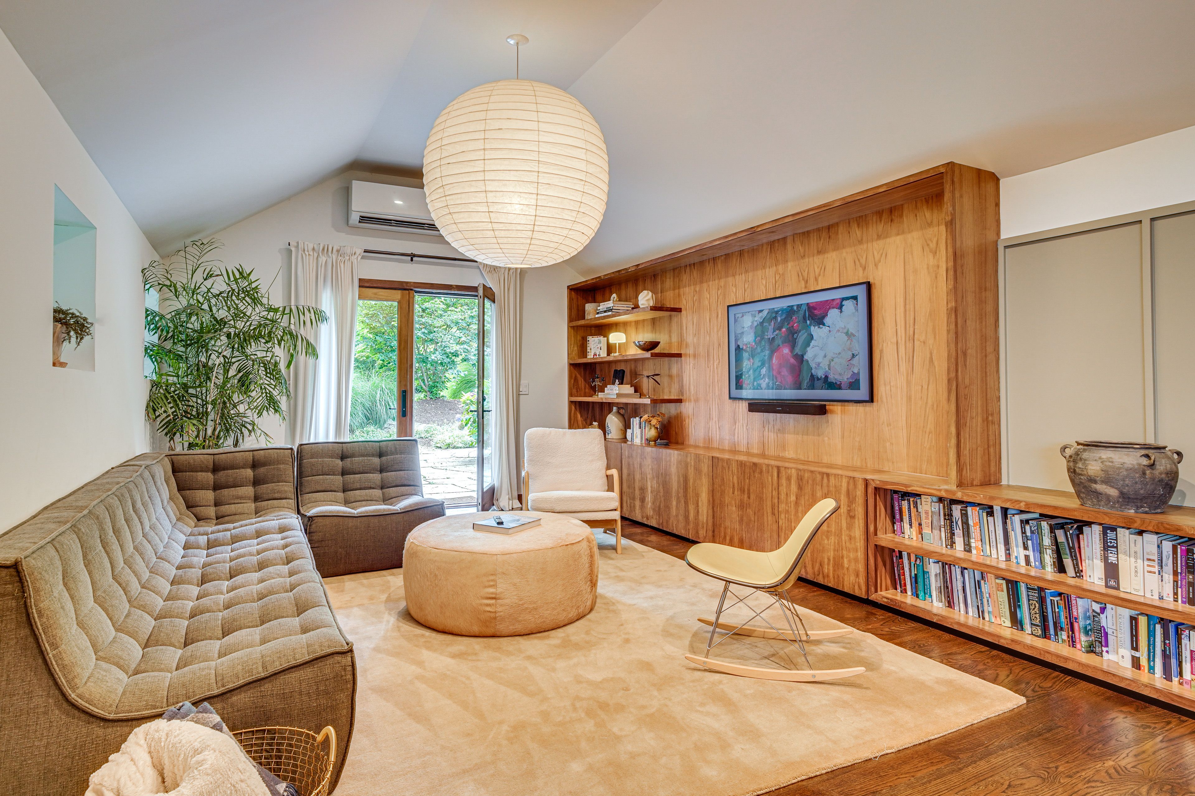 Living Room | Free WiFi | Smart TV | Central A/C | Books