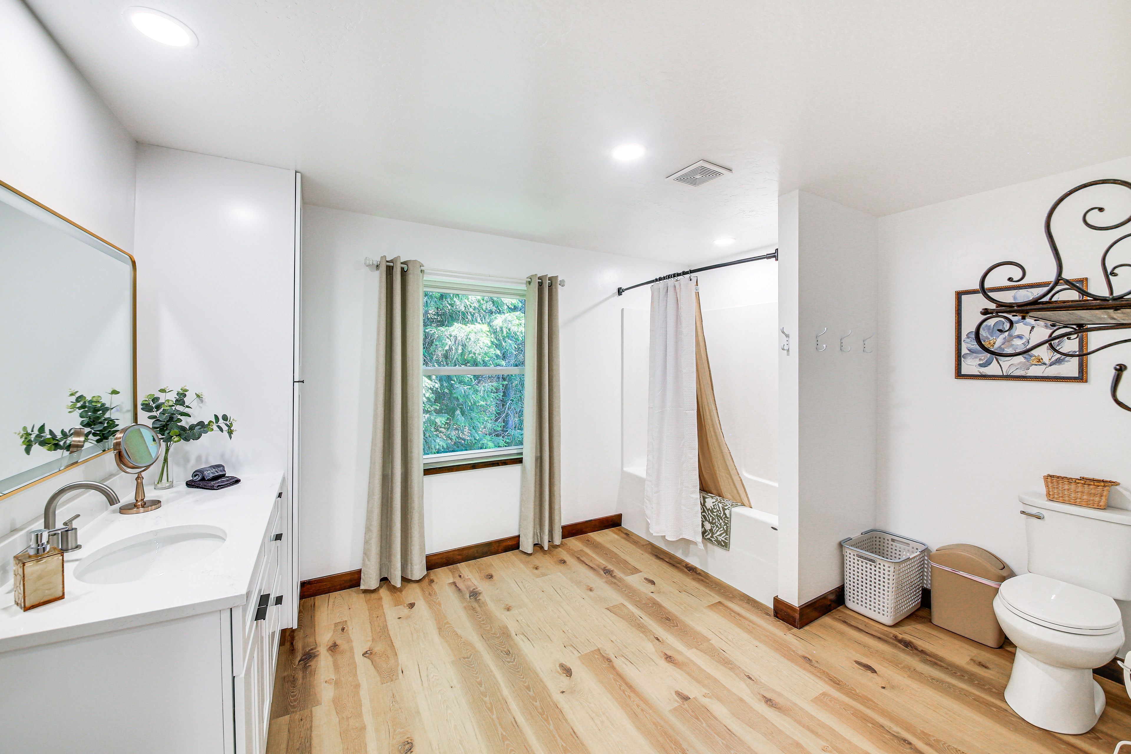 Full Bathroom | 2nd Floor