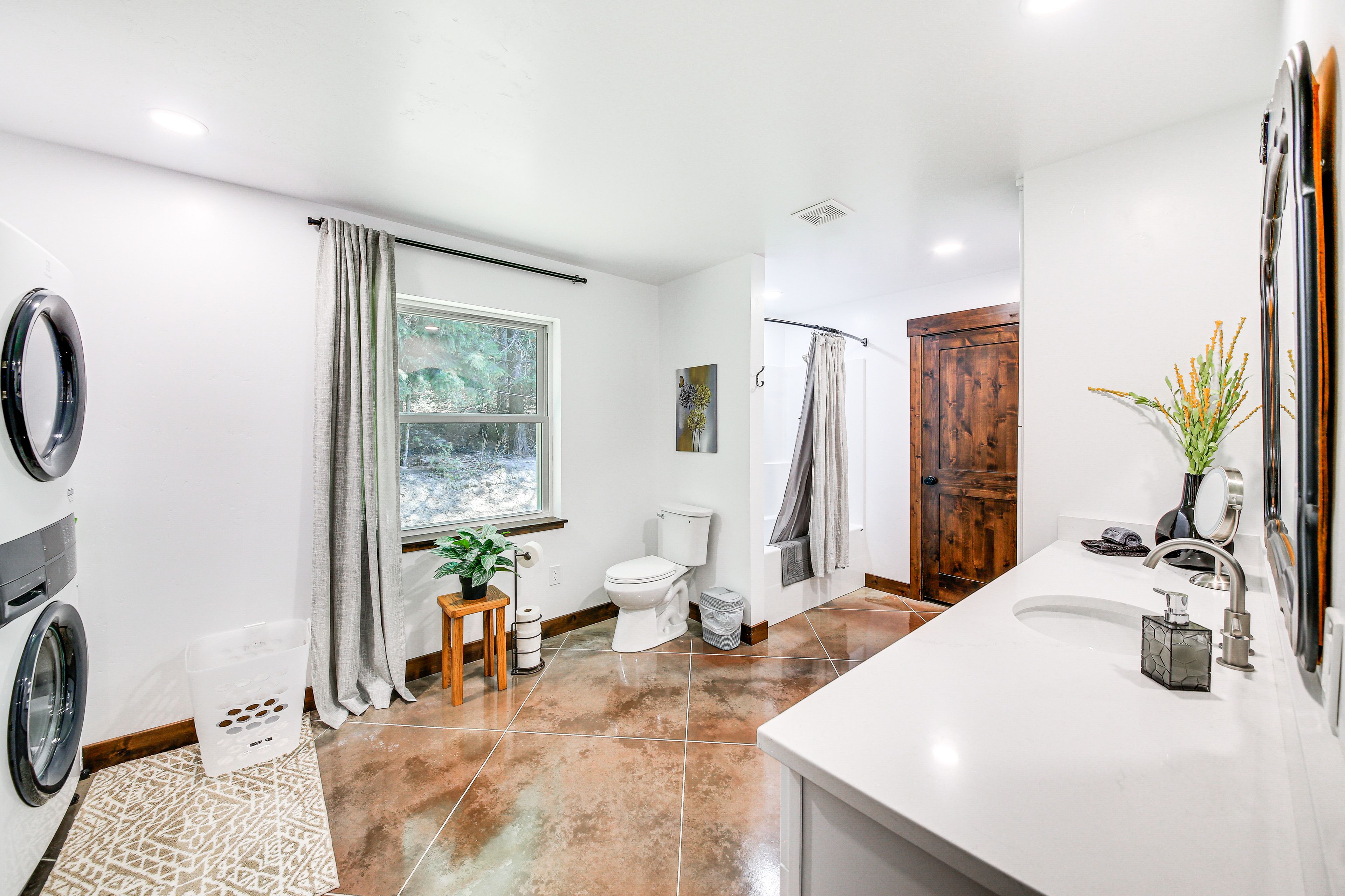 Full Bathroom | 1st Floor | Washer & Dryer | Towels Provided
