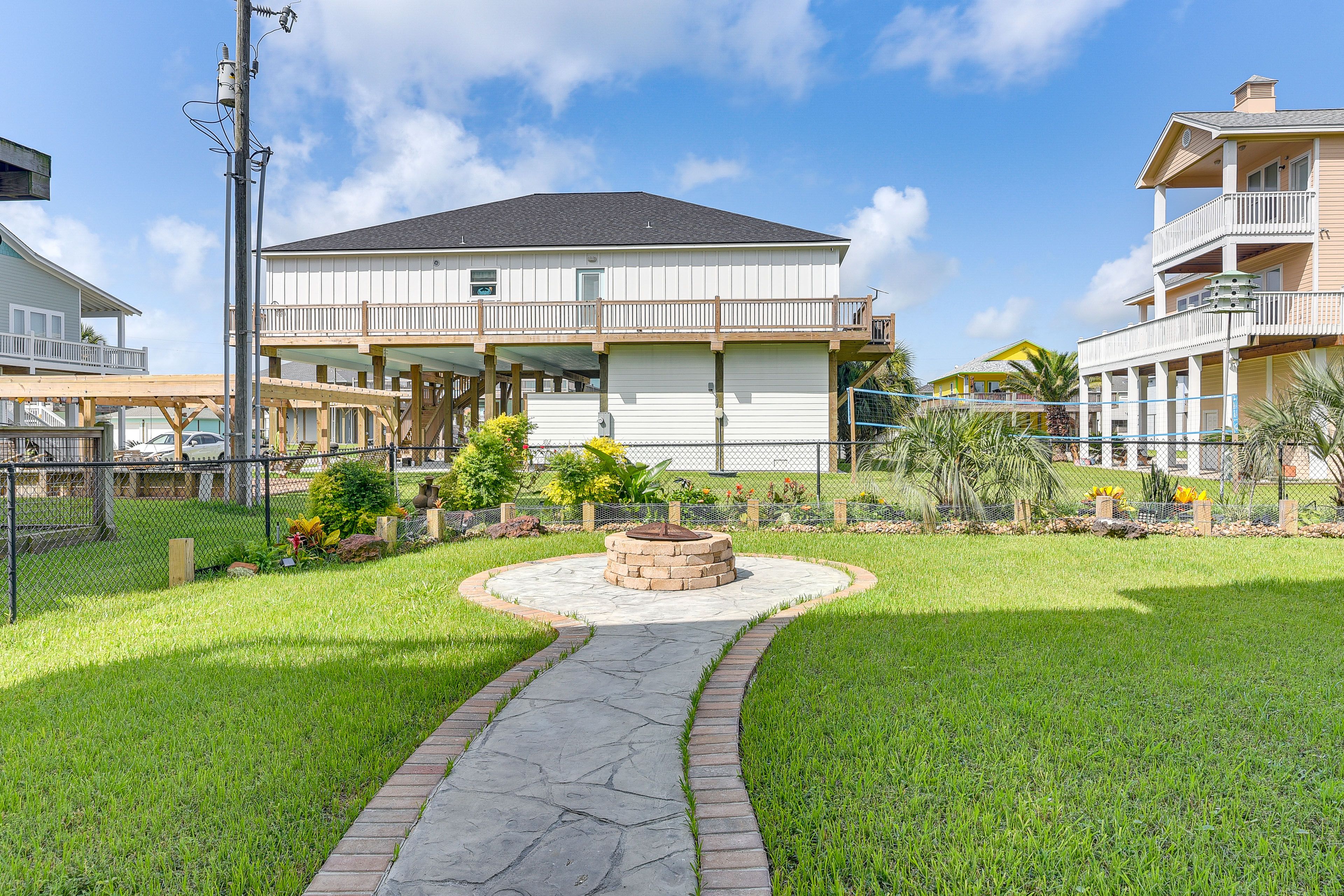 Fenced-In Yard | Charcoal Grill | Wood-Burning Fire Pit