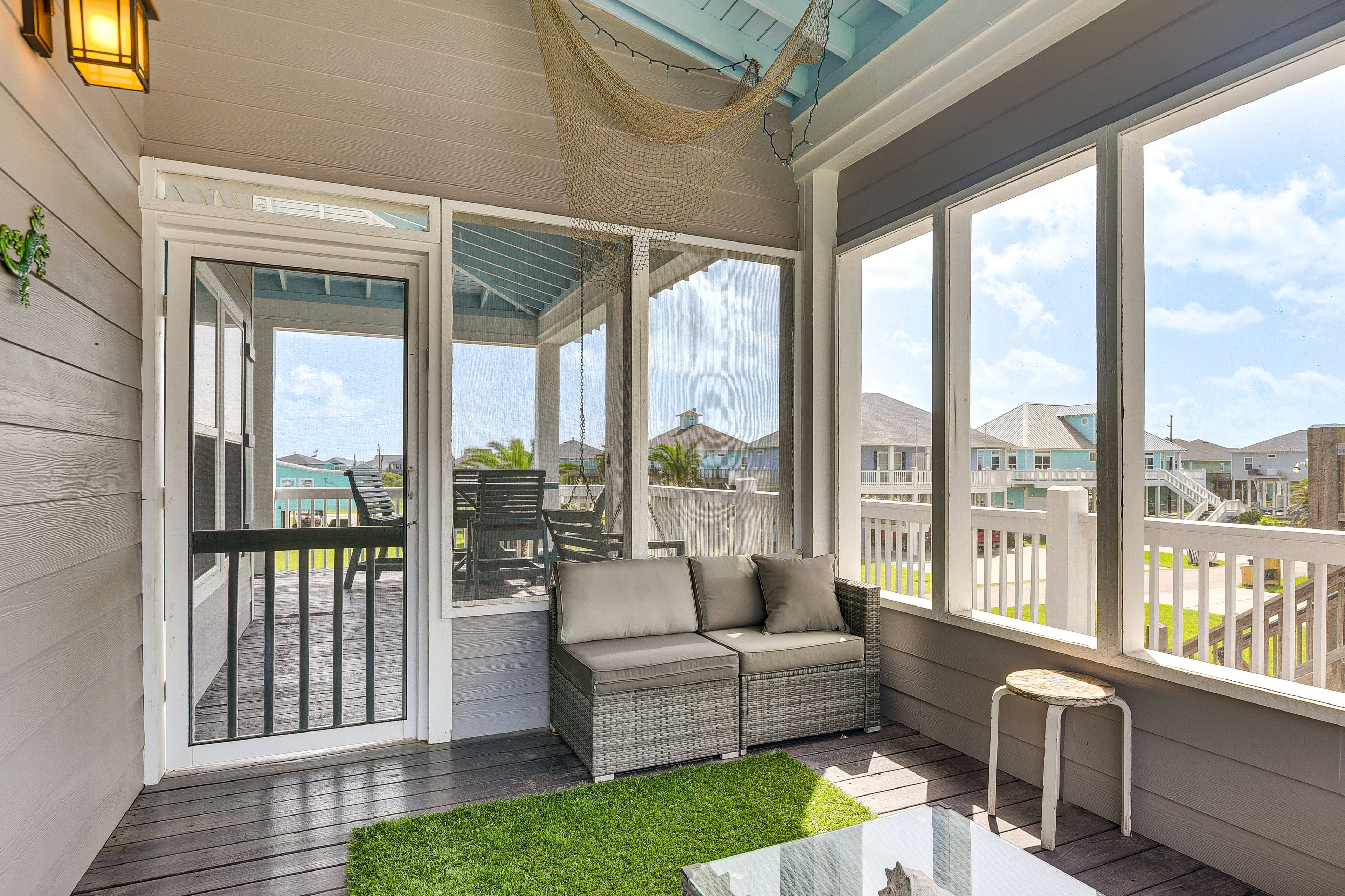 Screened-In Porch | 1st Floor