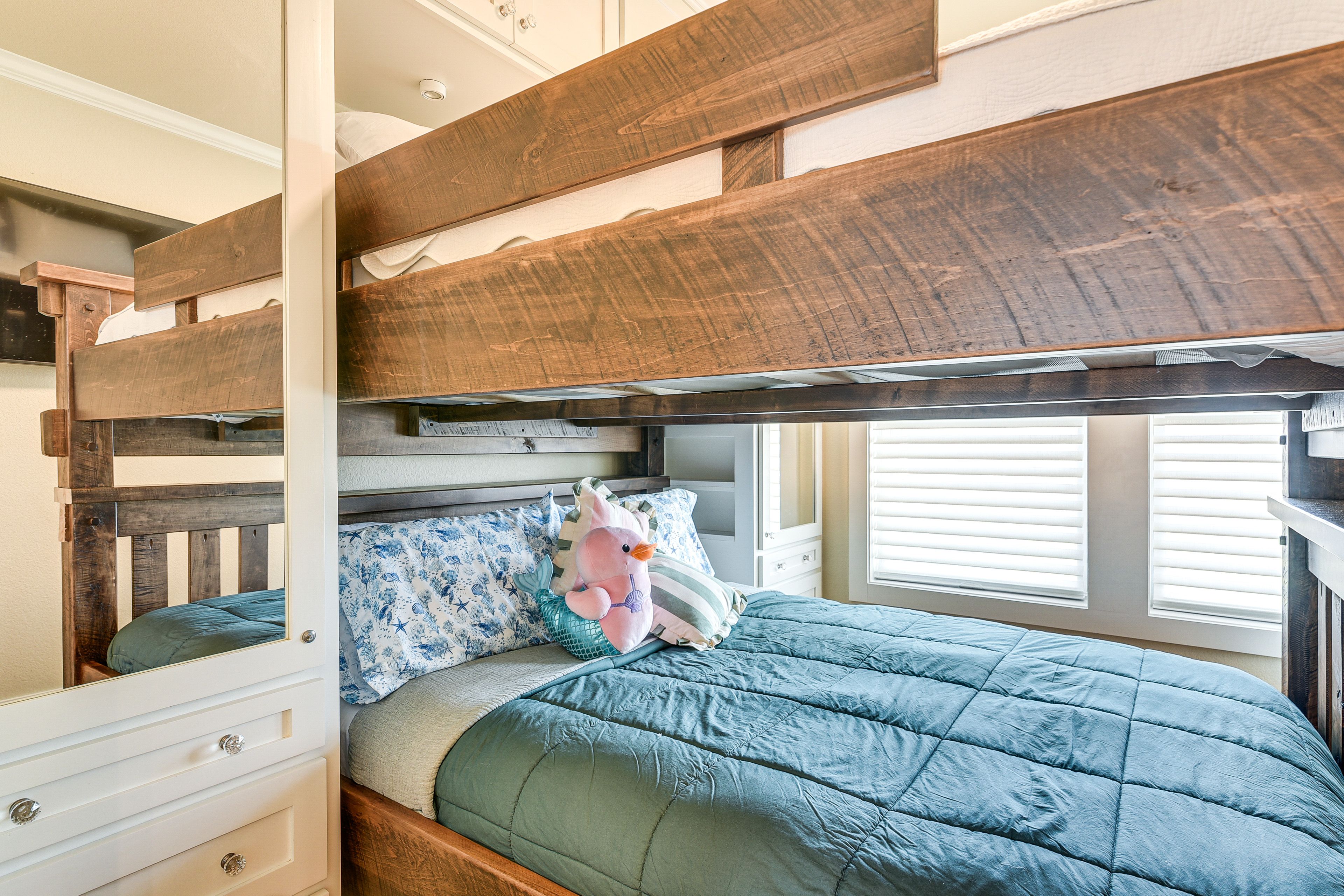 Bedroom 1 | 1st Floor | Queen Bunk Bed | Smart TV