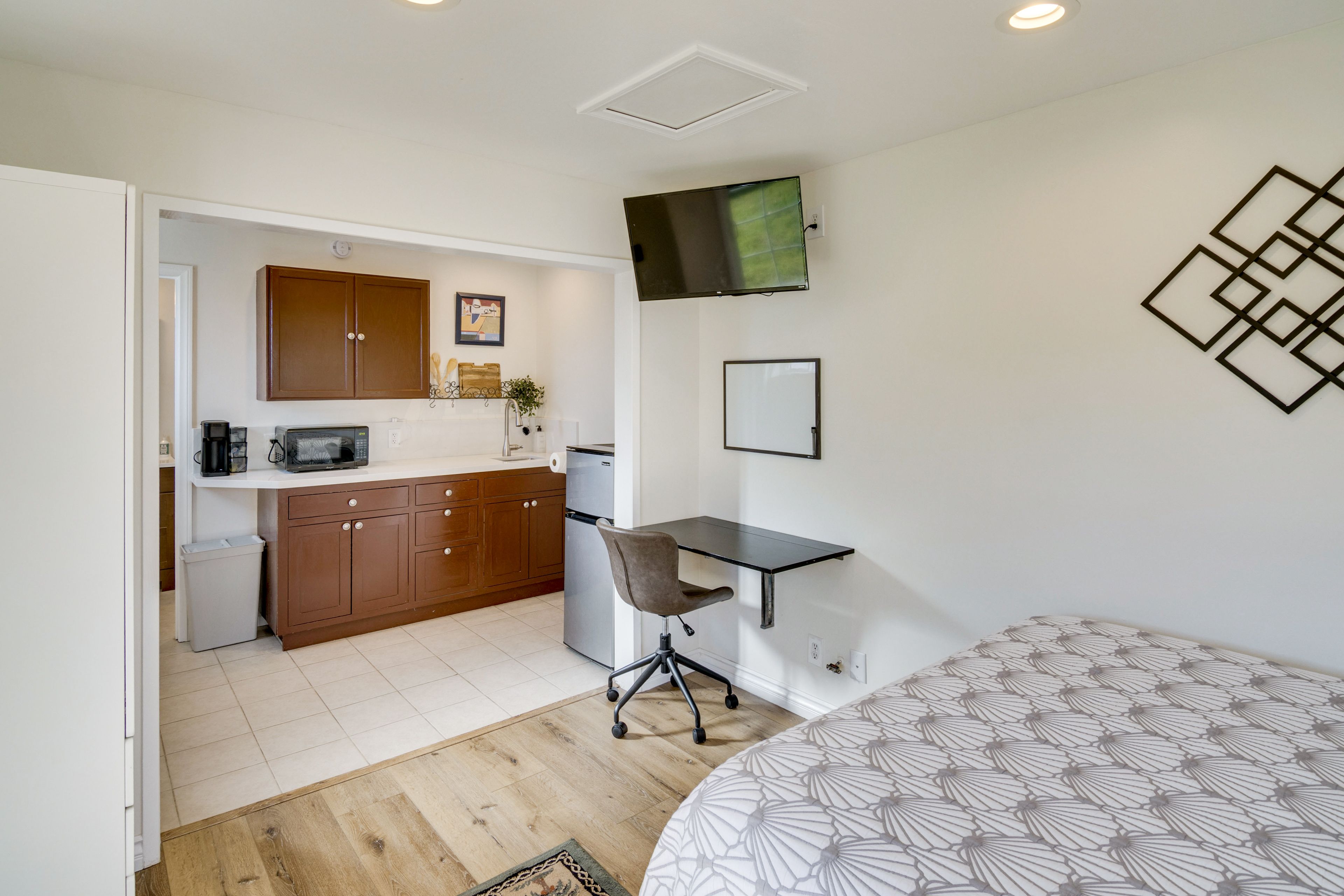 Studio | Workspace | Smart TV | Free WiFi