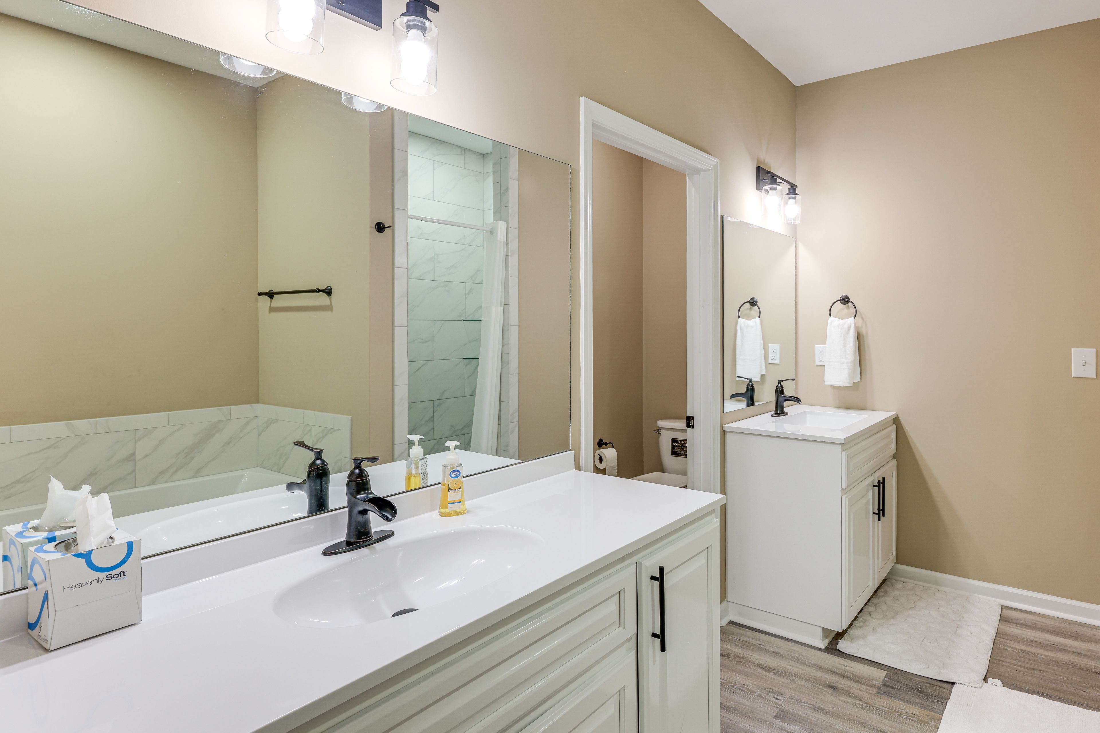 Full Bathroom | Complimentary Toiletries | Towels Provided
