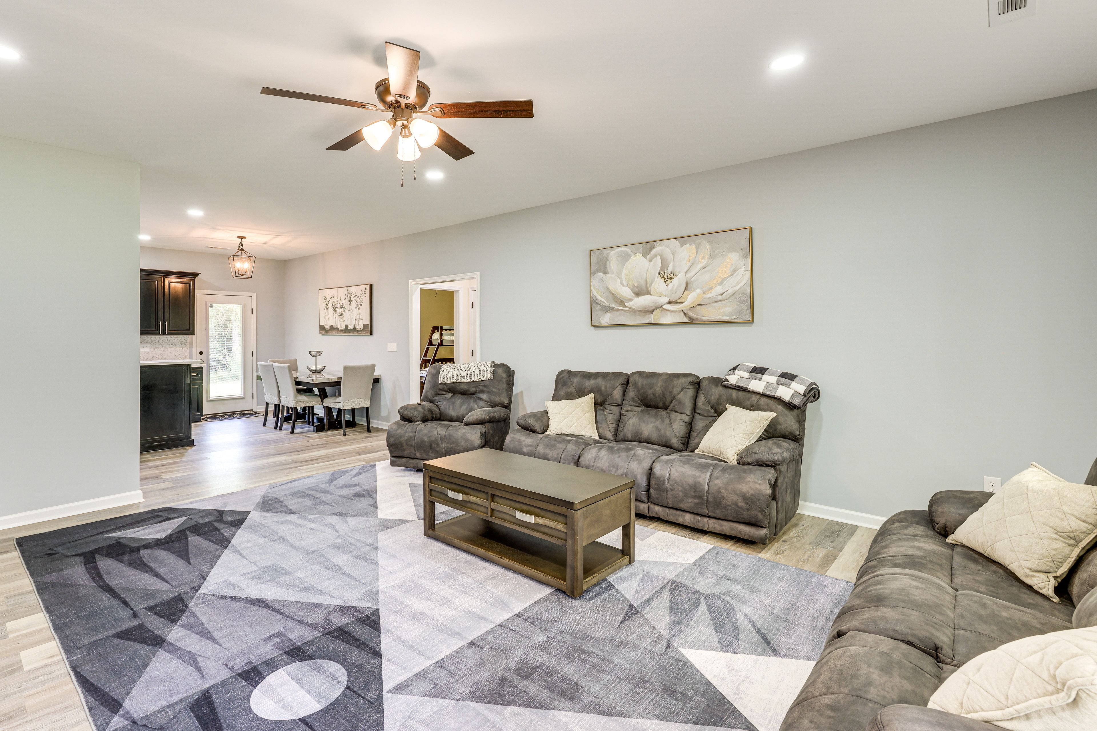 Living Room | Queen Sleeper Sofa | Central Heating & A/C | Free WiFi