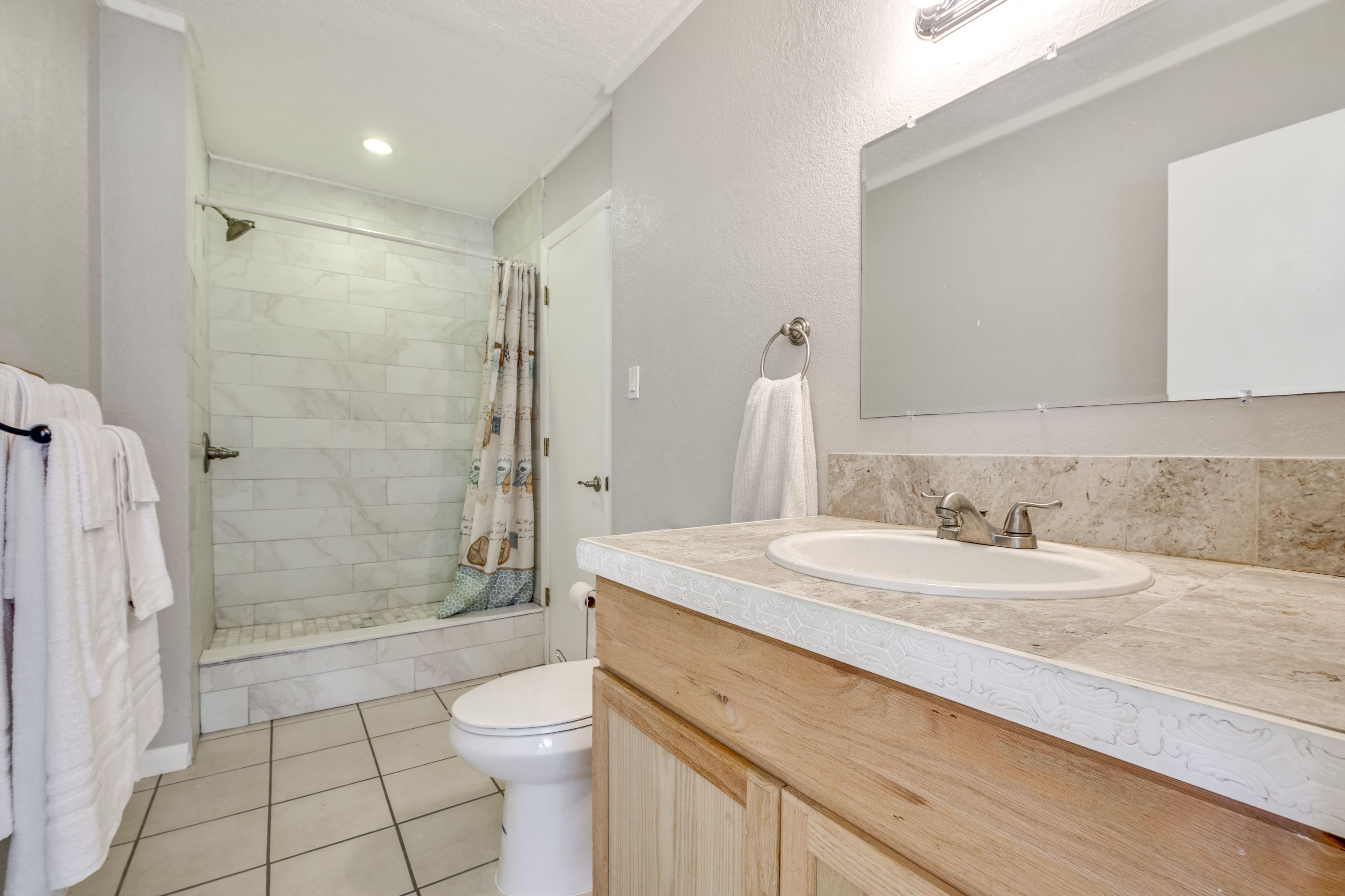 Full Bathroom | Towels Provided