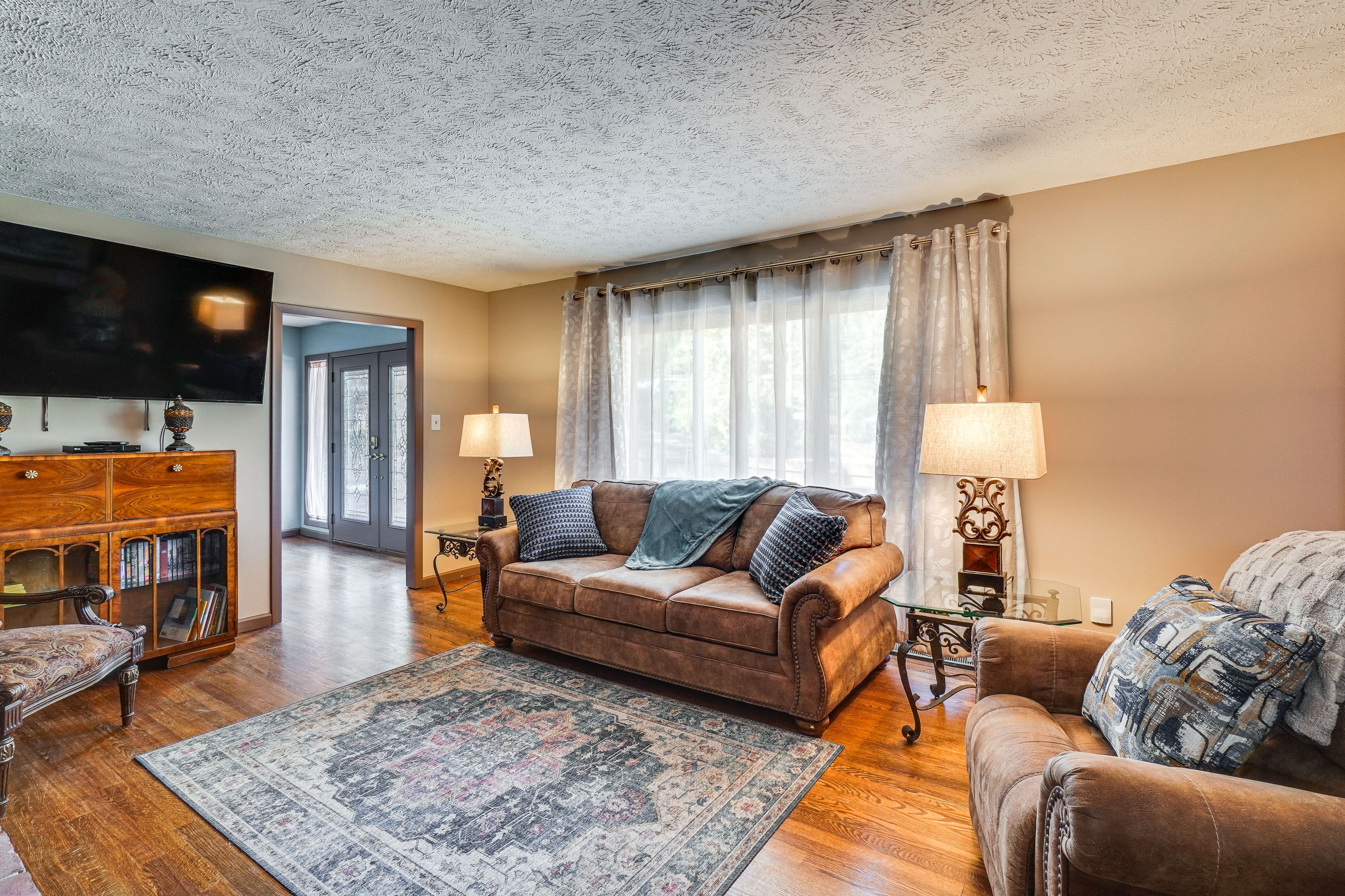 Living Room | Free WiFi | Smart TV | Central A/C | Queen Sleeper Sofa