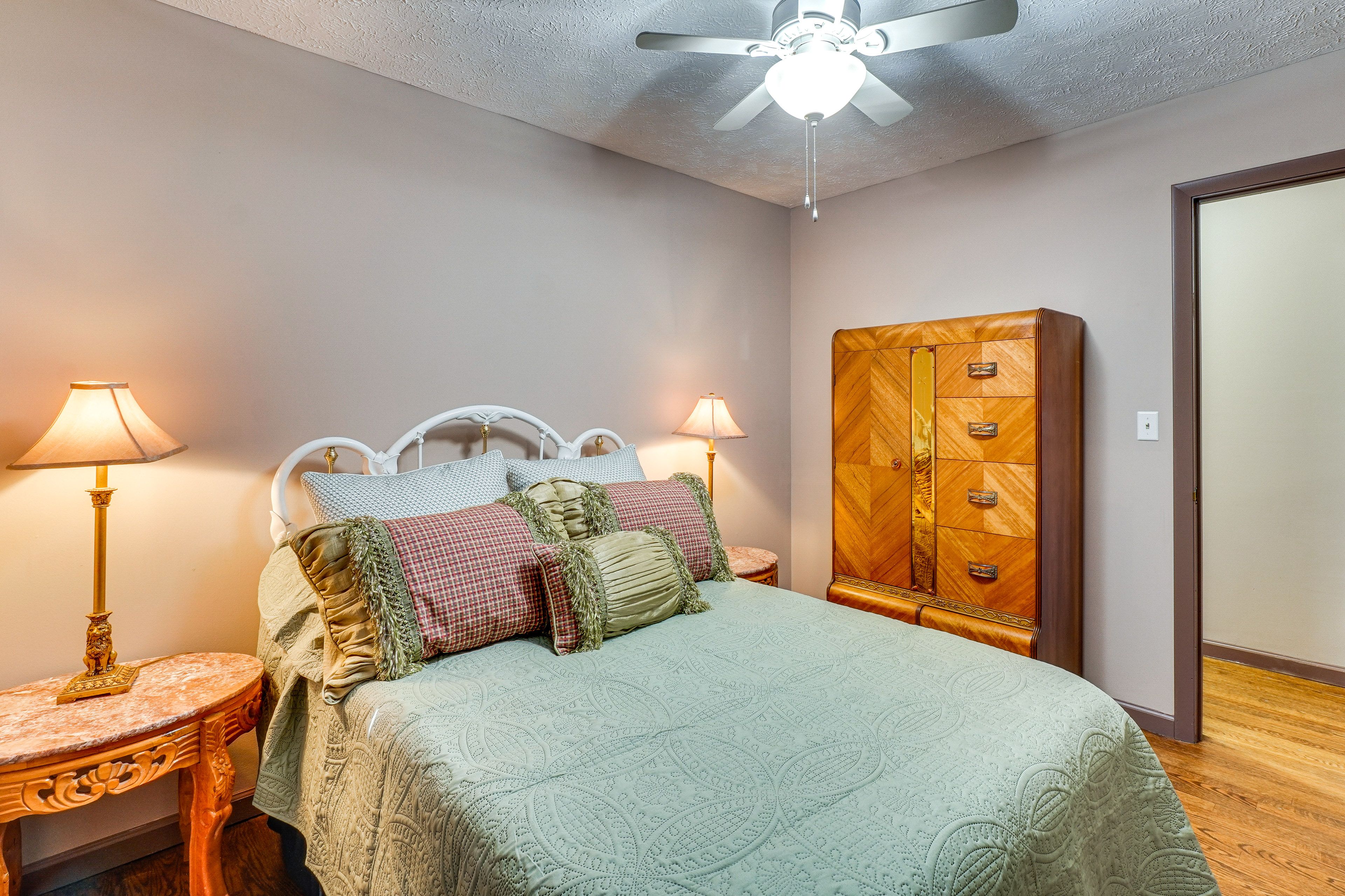 Bedroom | Full Bed