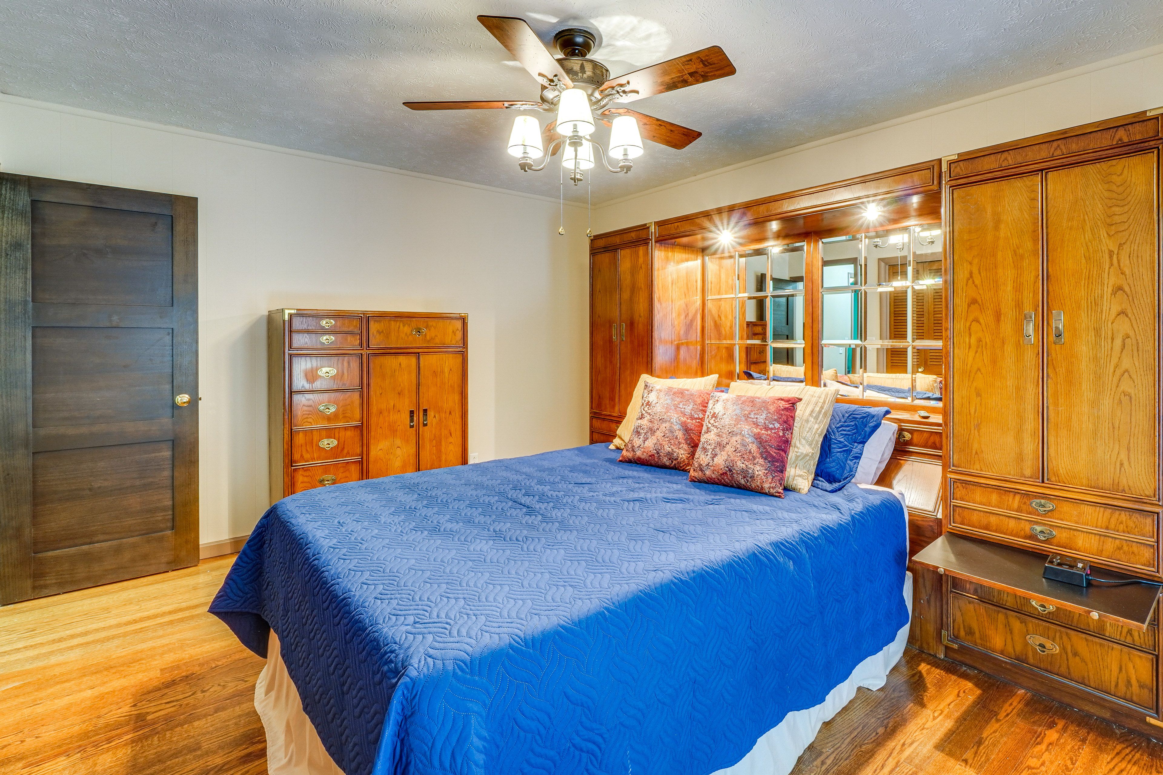 Bedroom 1 | Queen Bed
