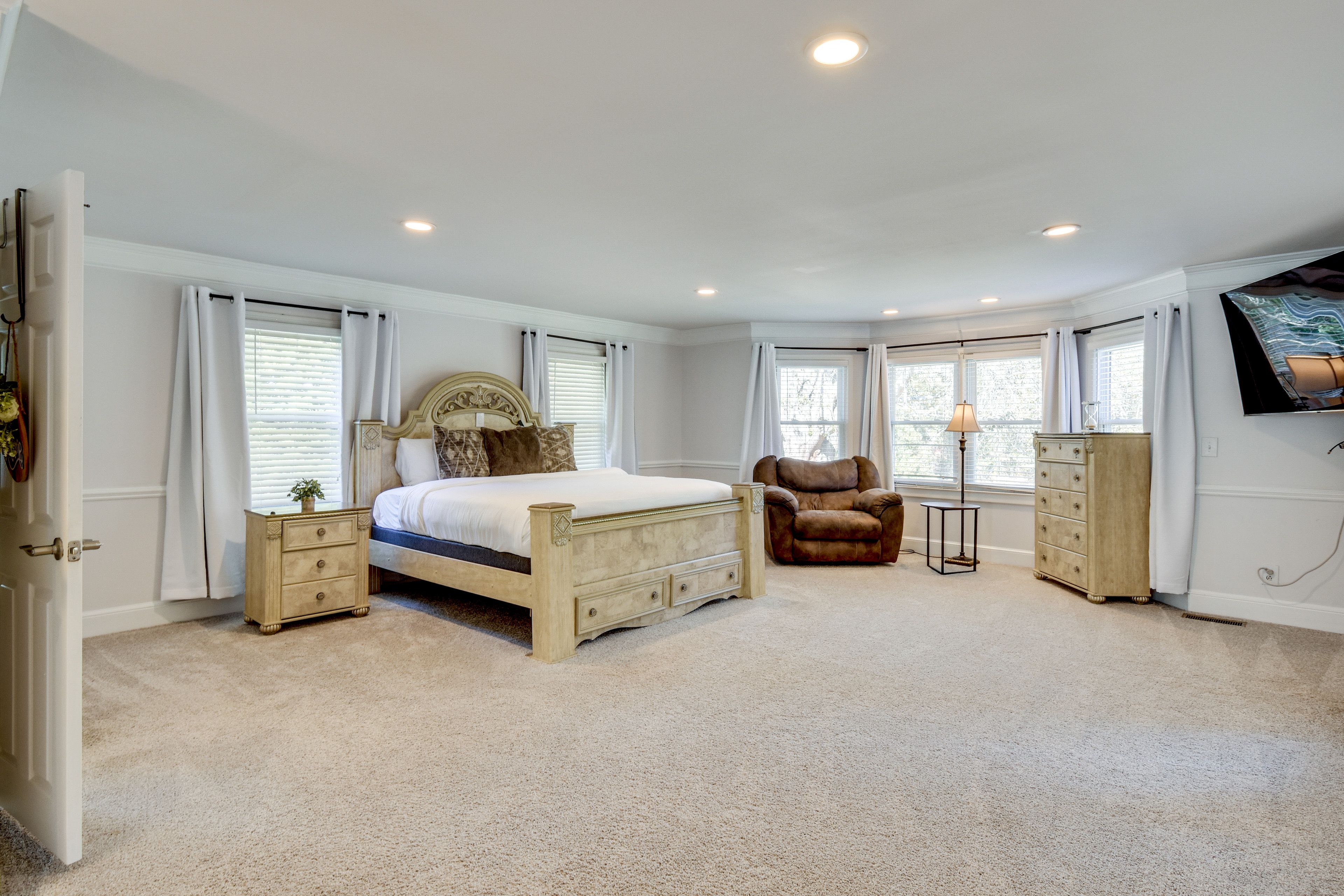 Bedroom 1 | King Bed | Smart TV | 1st Floor