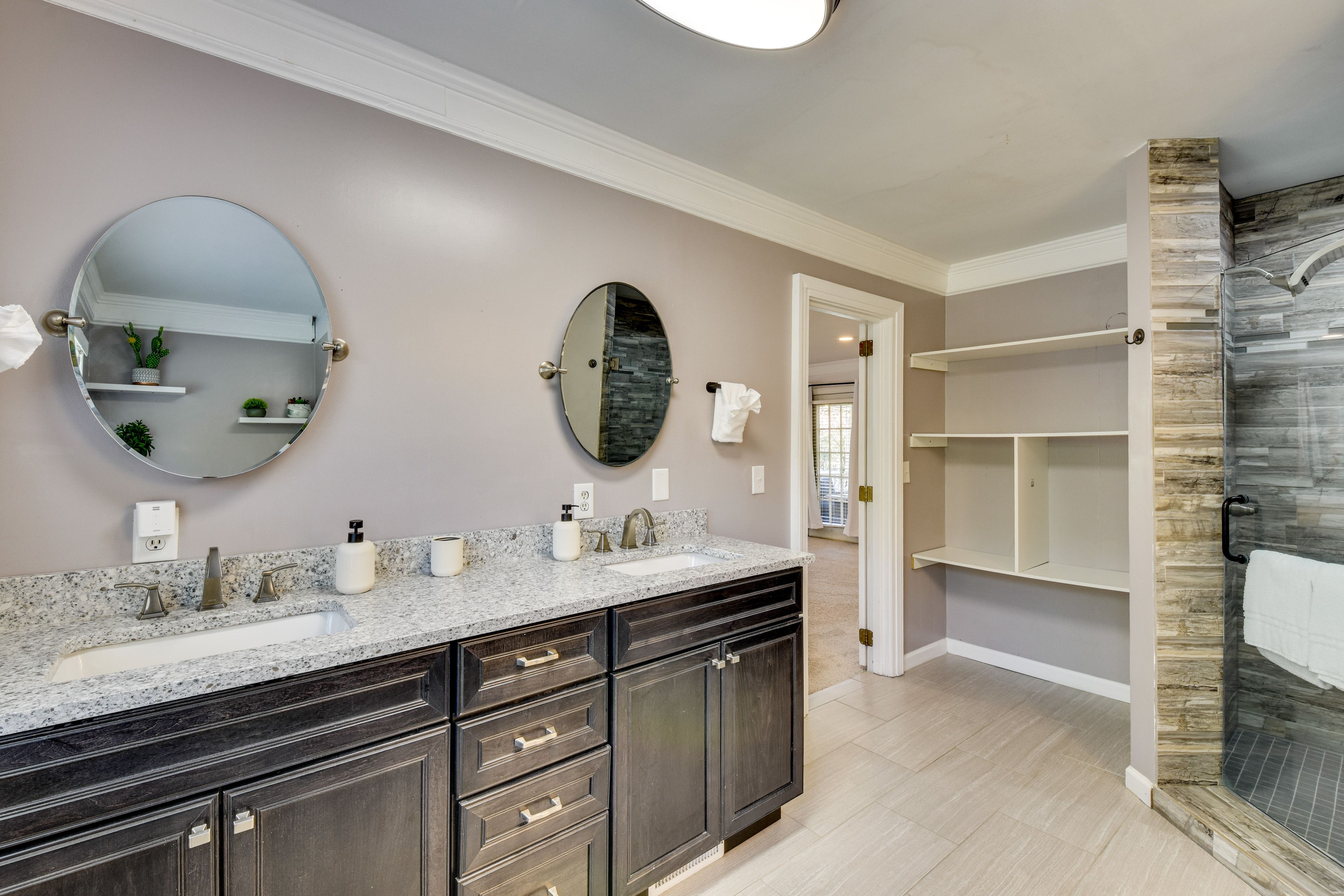 Full Bathroom | Towels Provided | 1st Floor