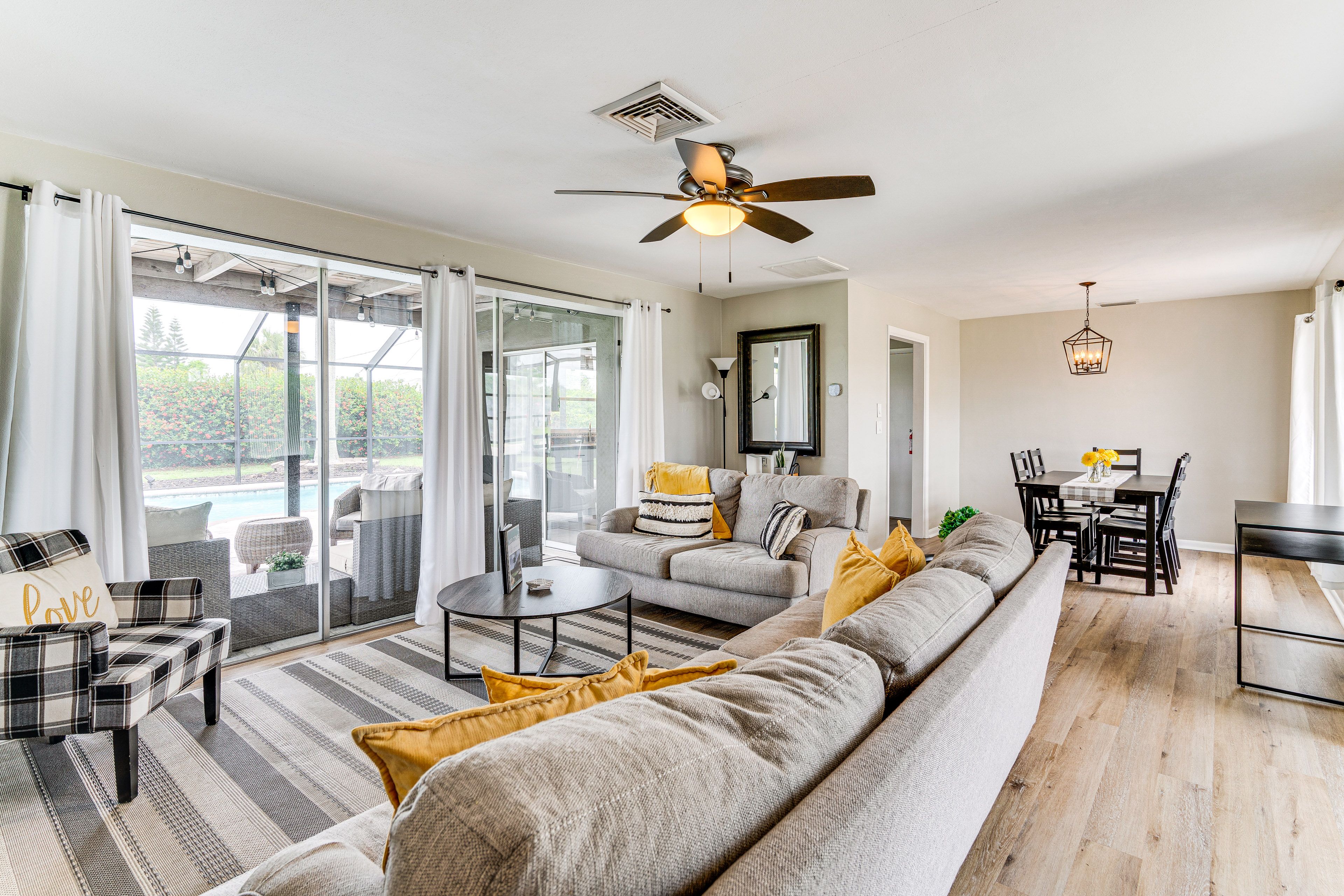 Living Room | Free WiFi | Smart TV | Central A/C
