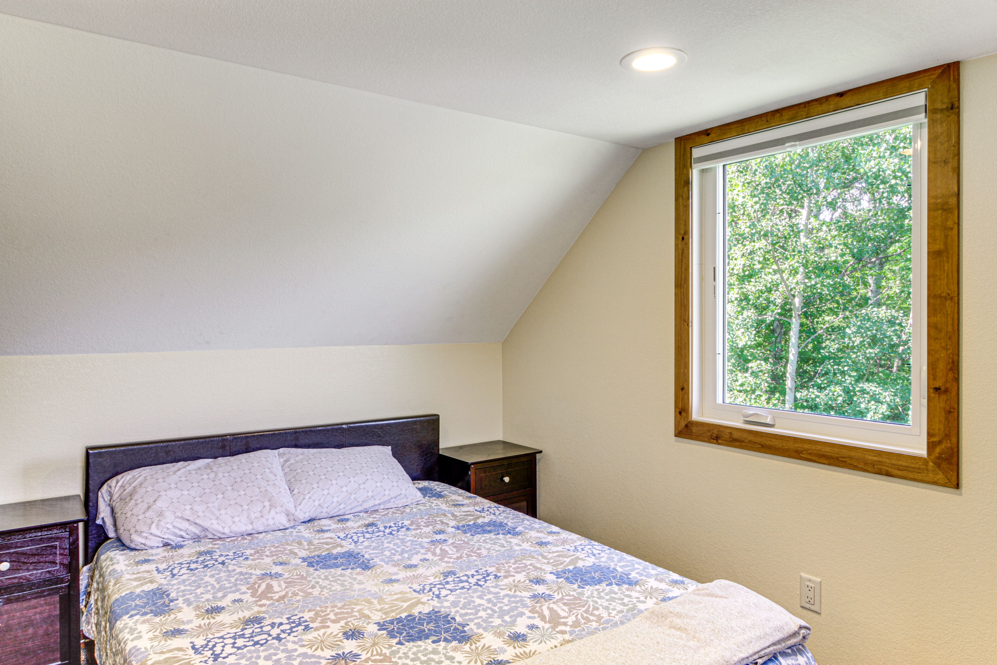 Bedroom | Queen Bed | 2nd Floor