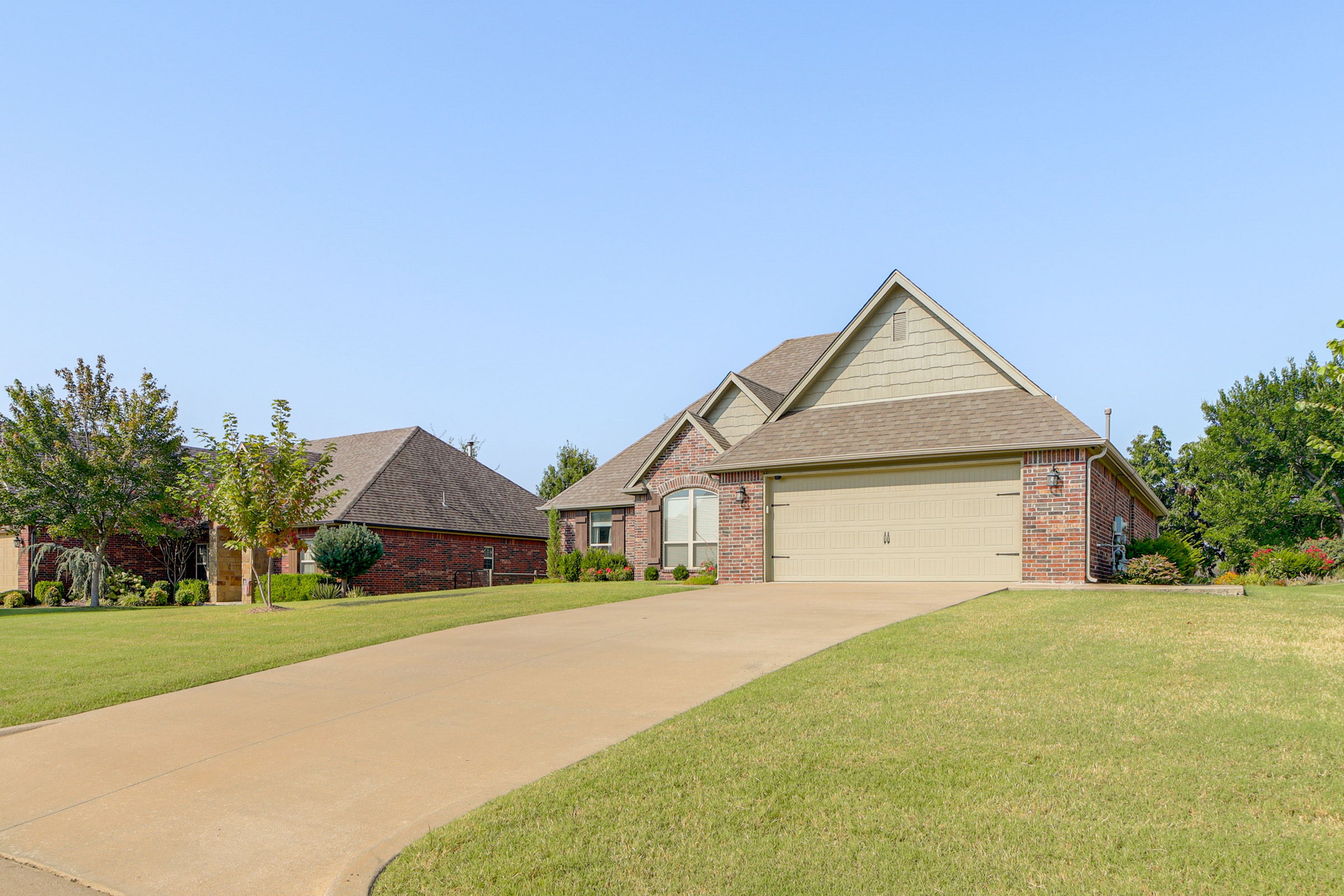Parking | Driveway (1 Vehicle) | Street Parking
