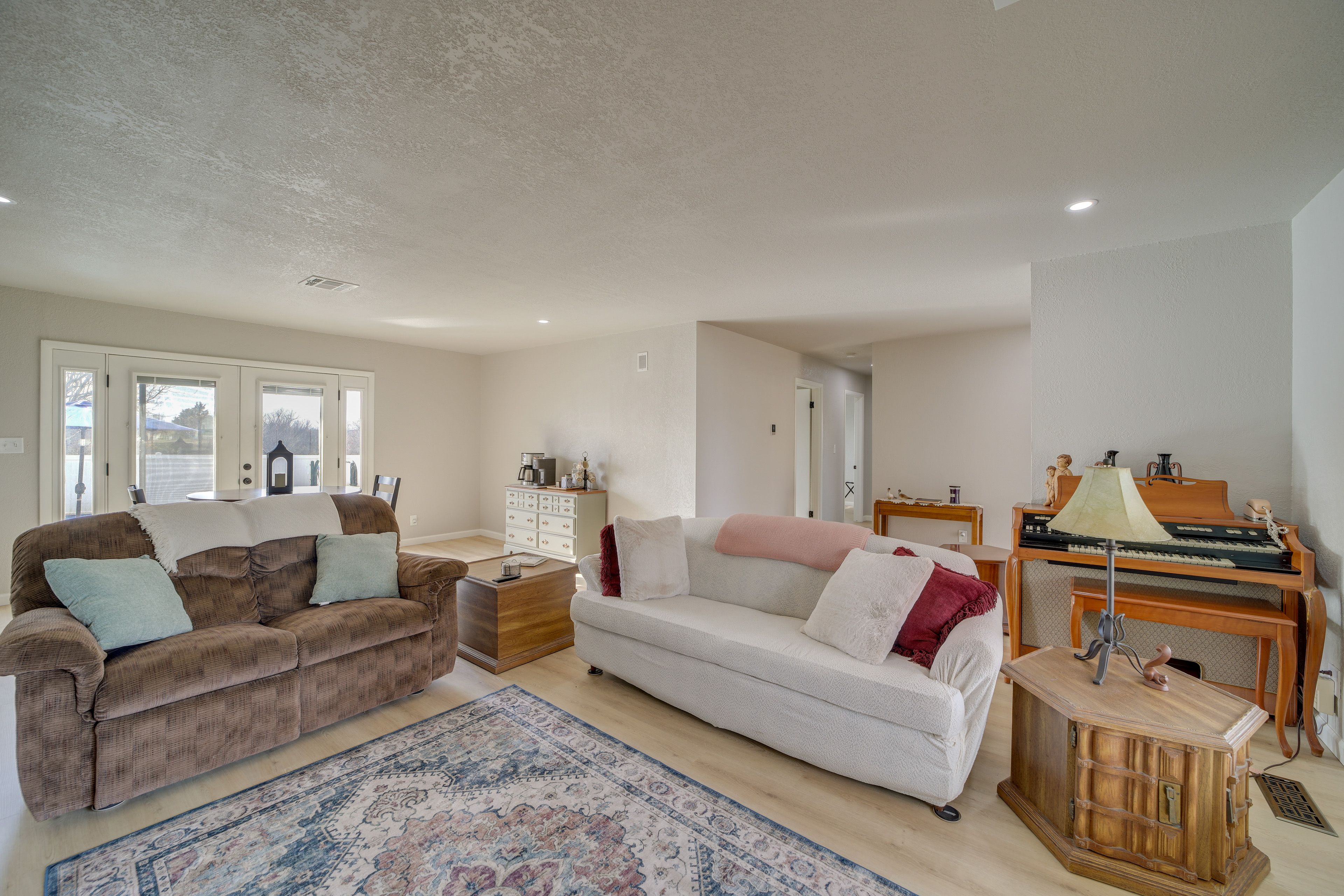 Living Room | Smart TV | Electronic Organ | Free WiFi