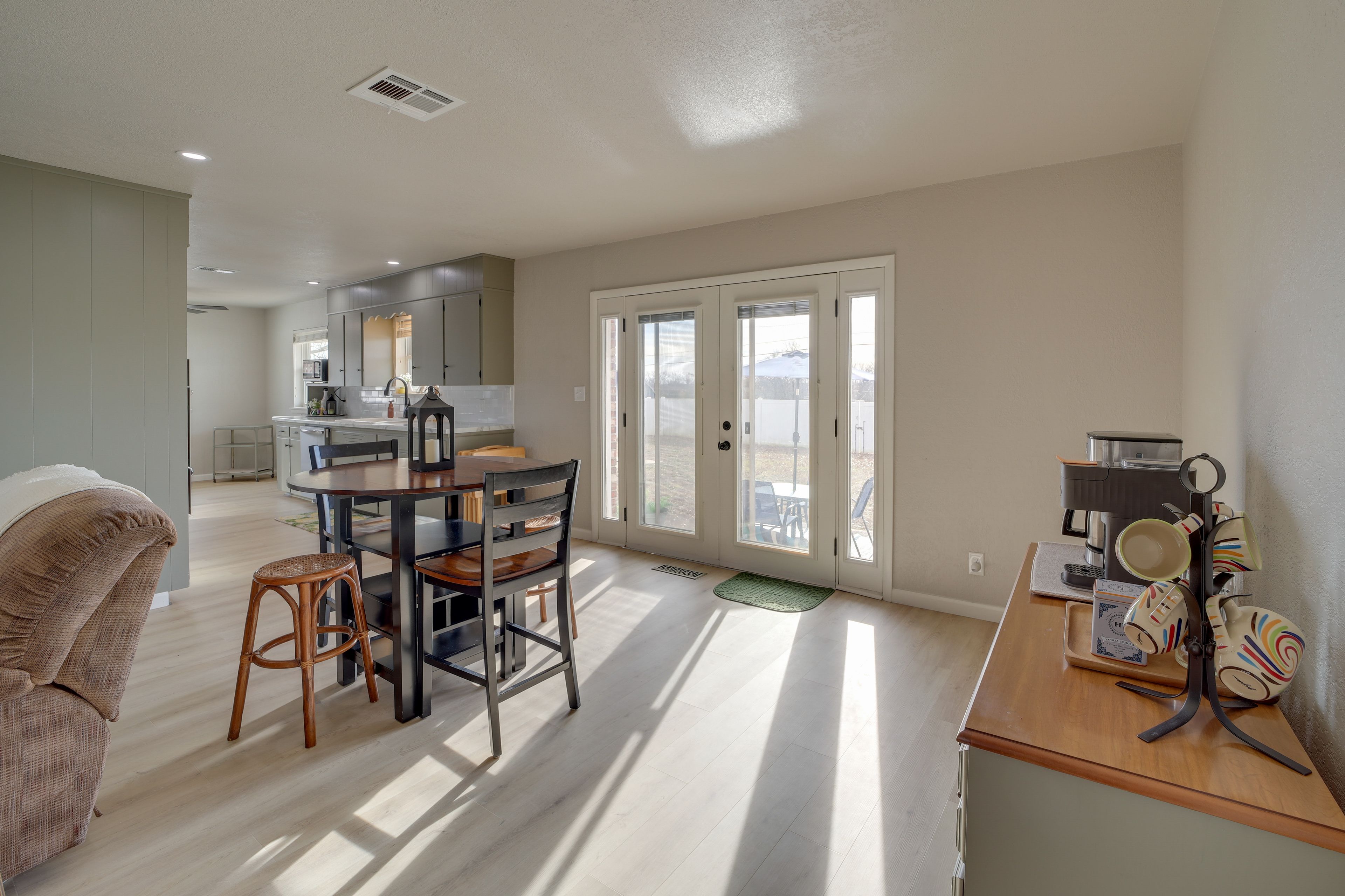 Dining Area | Dishware/Flatware Provided