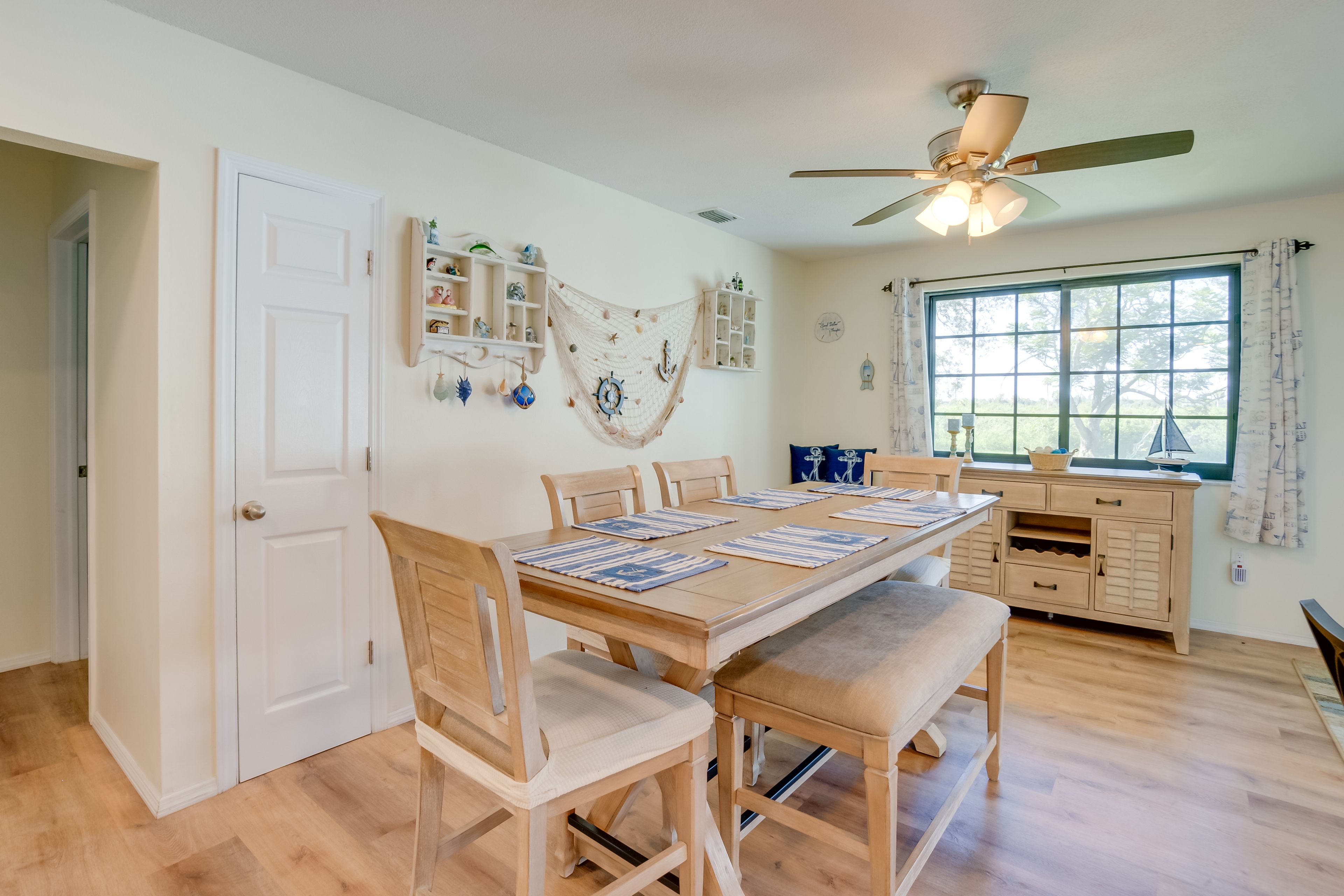 Dining Area | Dishware/Flatware Provided