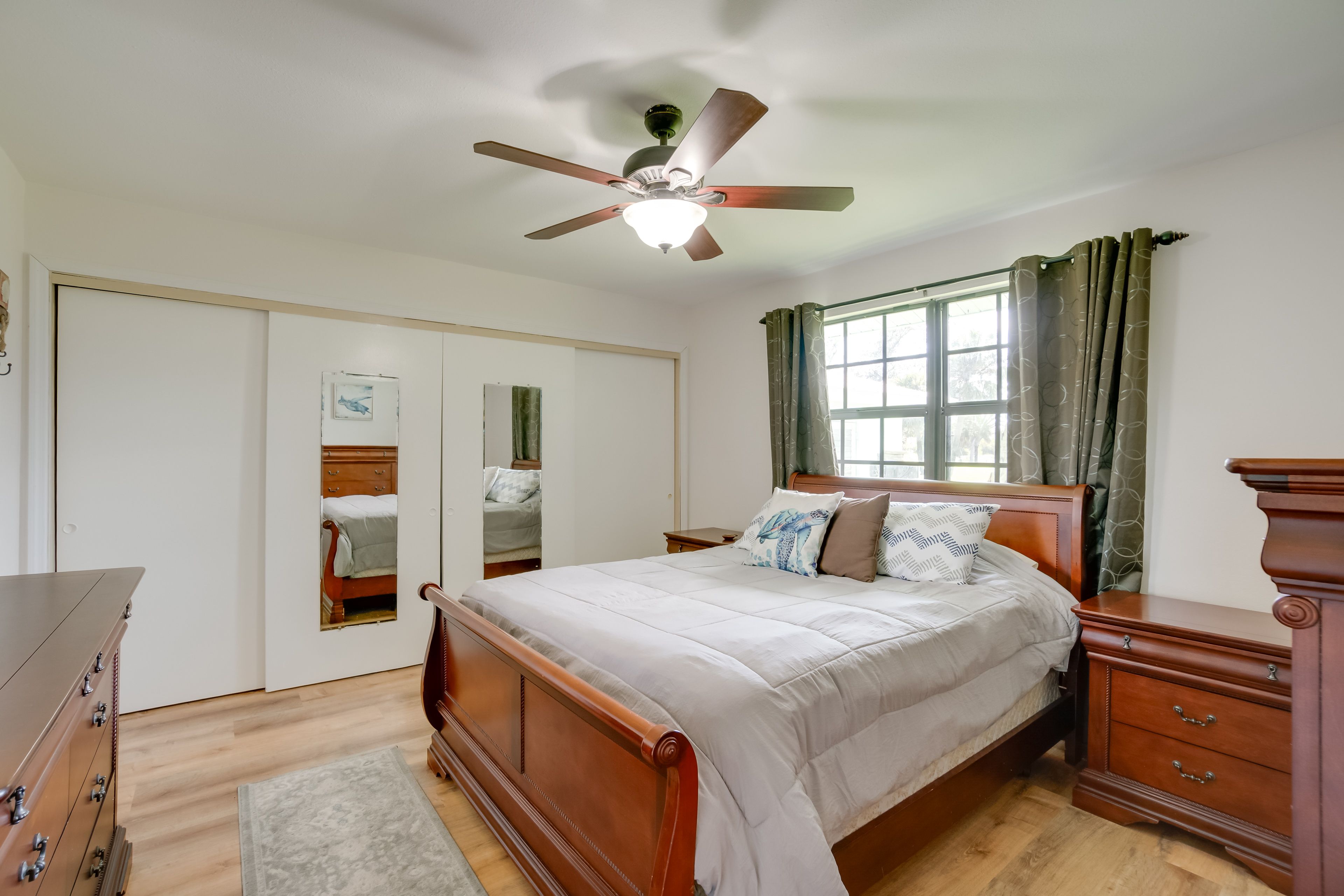 Bedroom 3 | Queen Bed