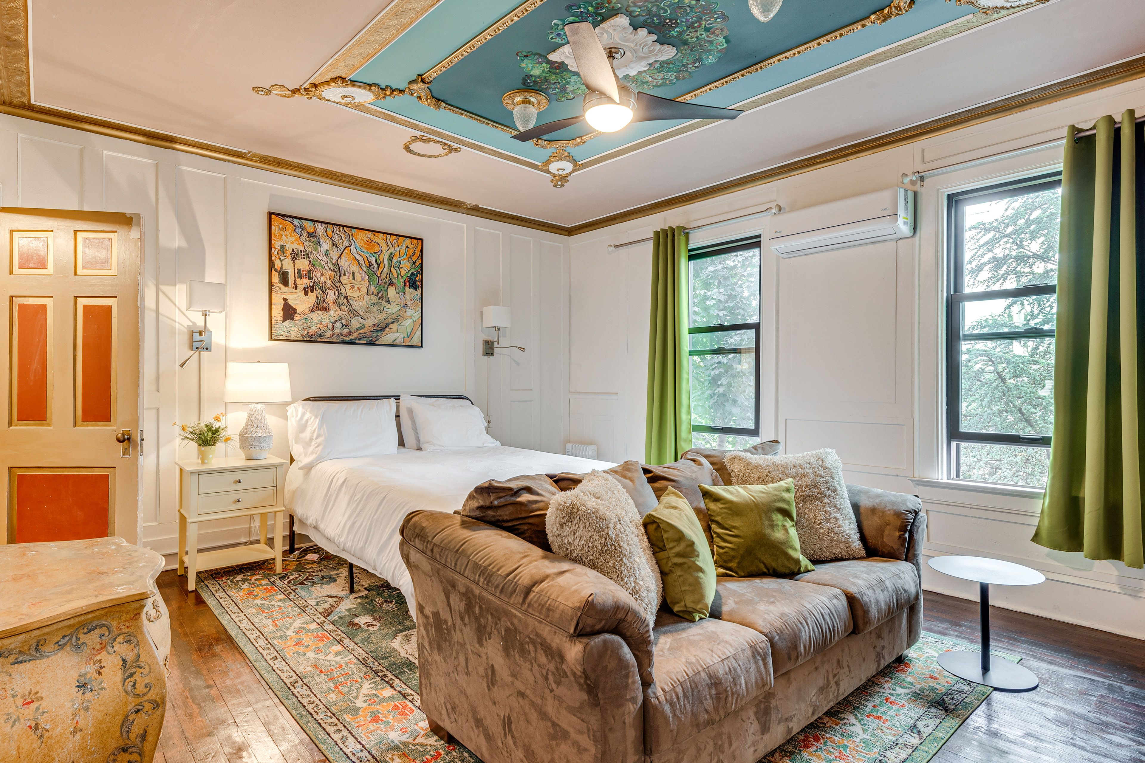 Bedroom 1 | 2nd Floor | Queen Bed | Smart TV