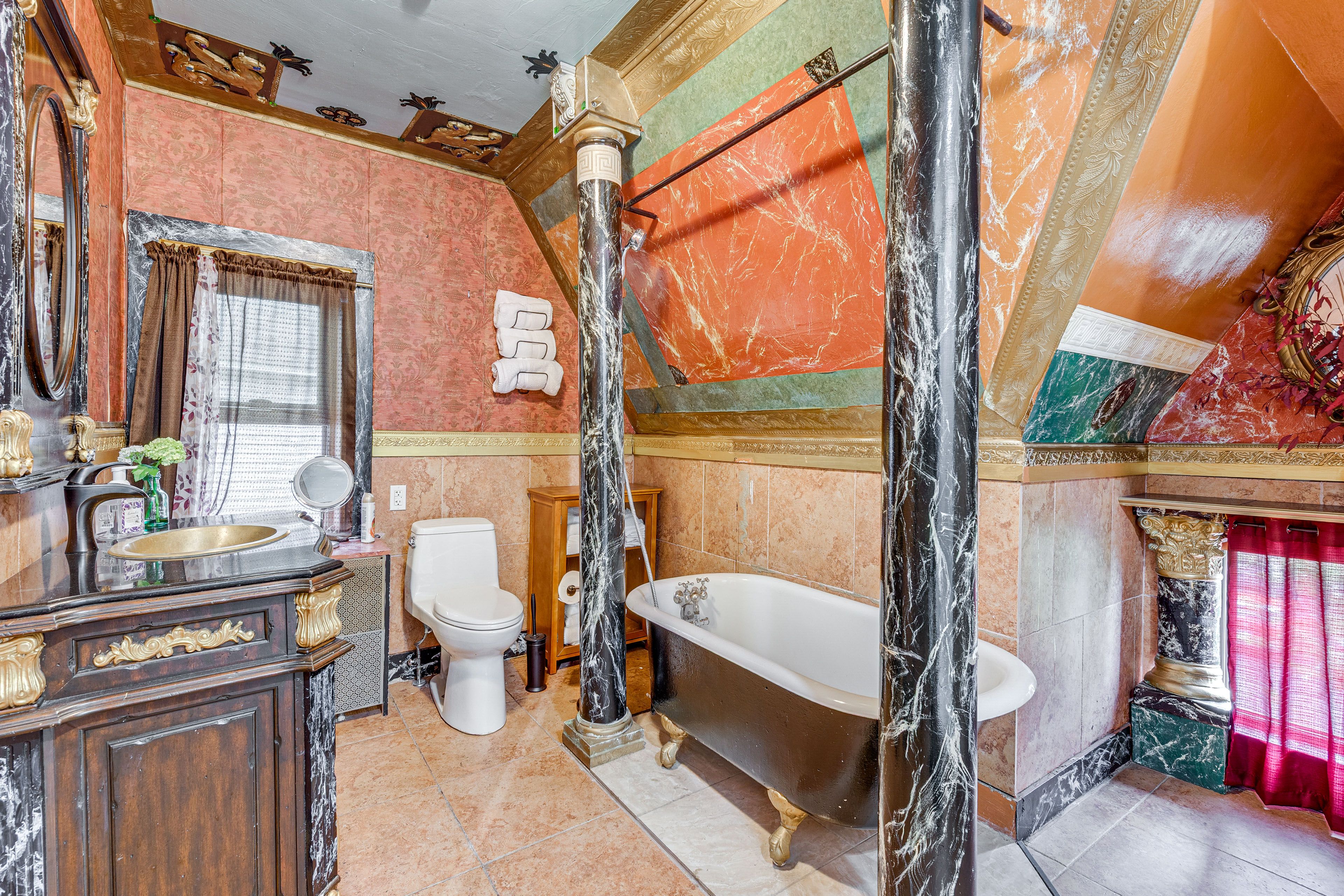 Full Bathroom | 2nd Floor | Complimentary Toiletries