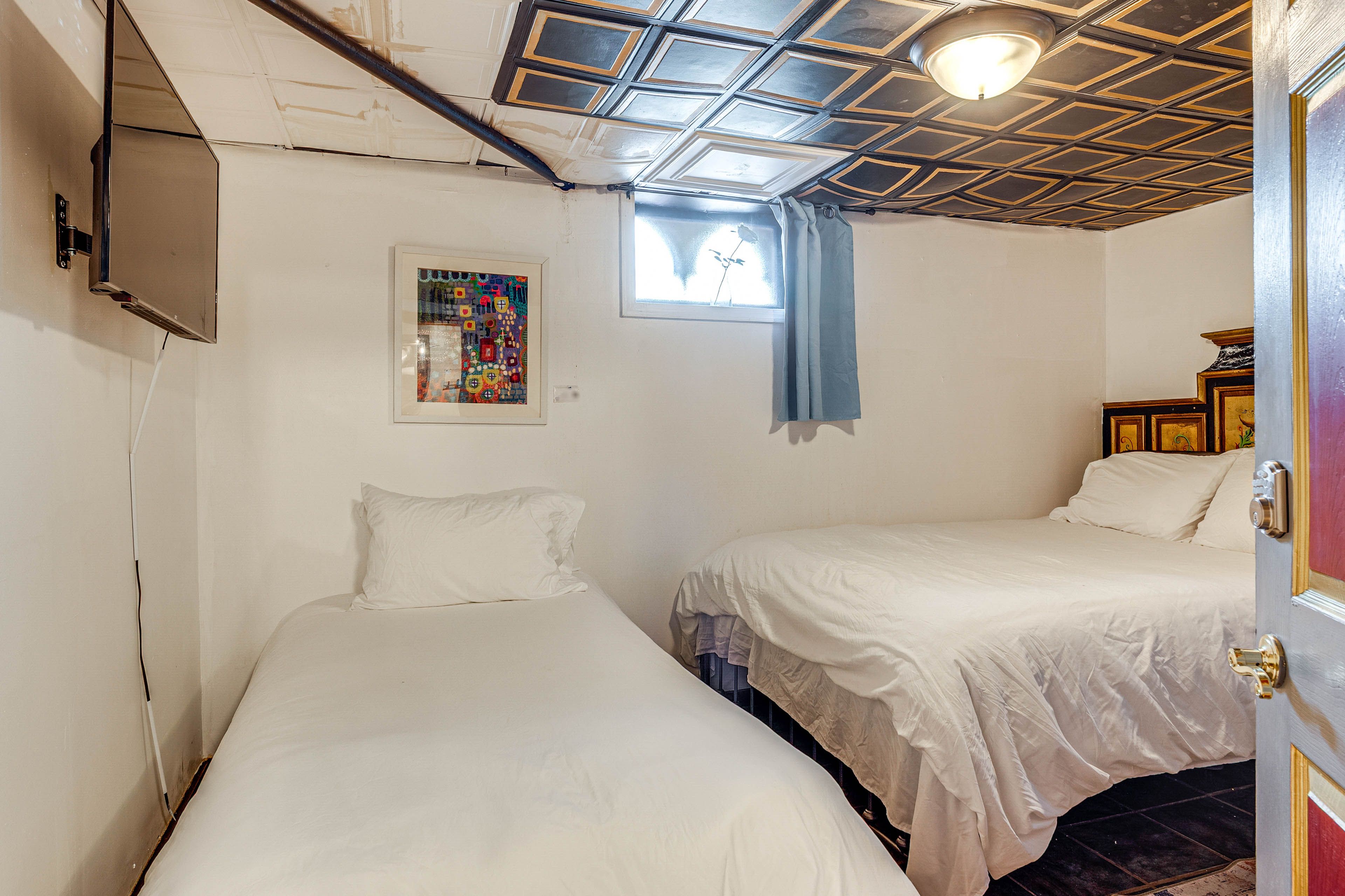 Bedroom 6 | Basement | Queen Bed | Twin Bed