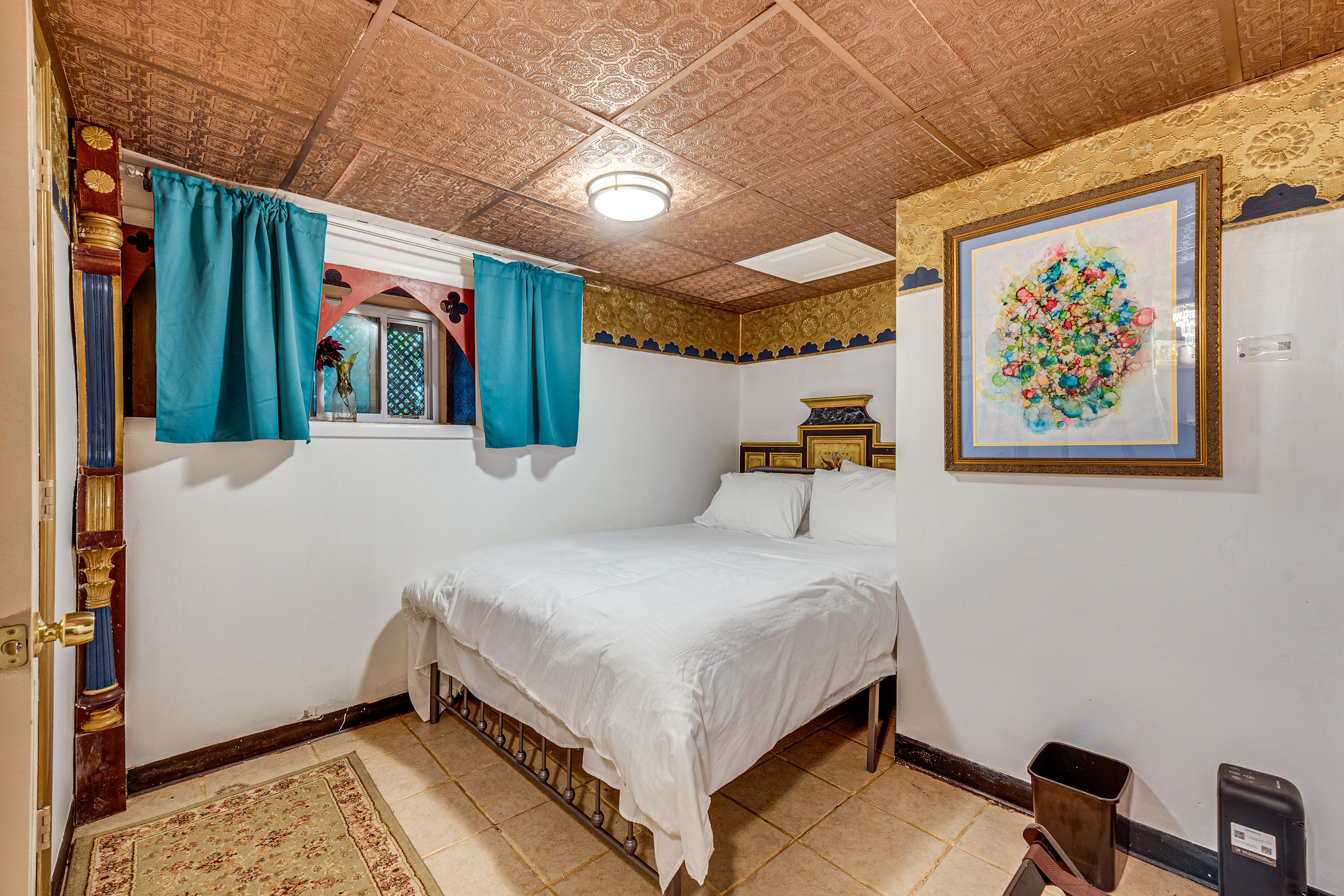 Bedroom 7 | Basement | Queen Bed