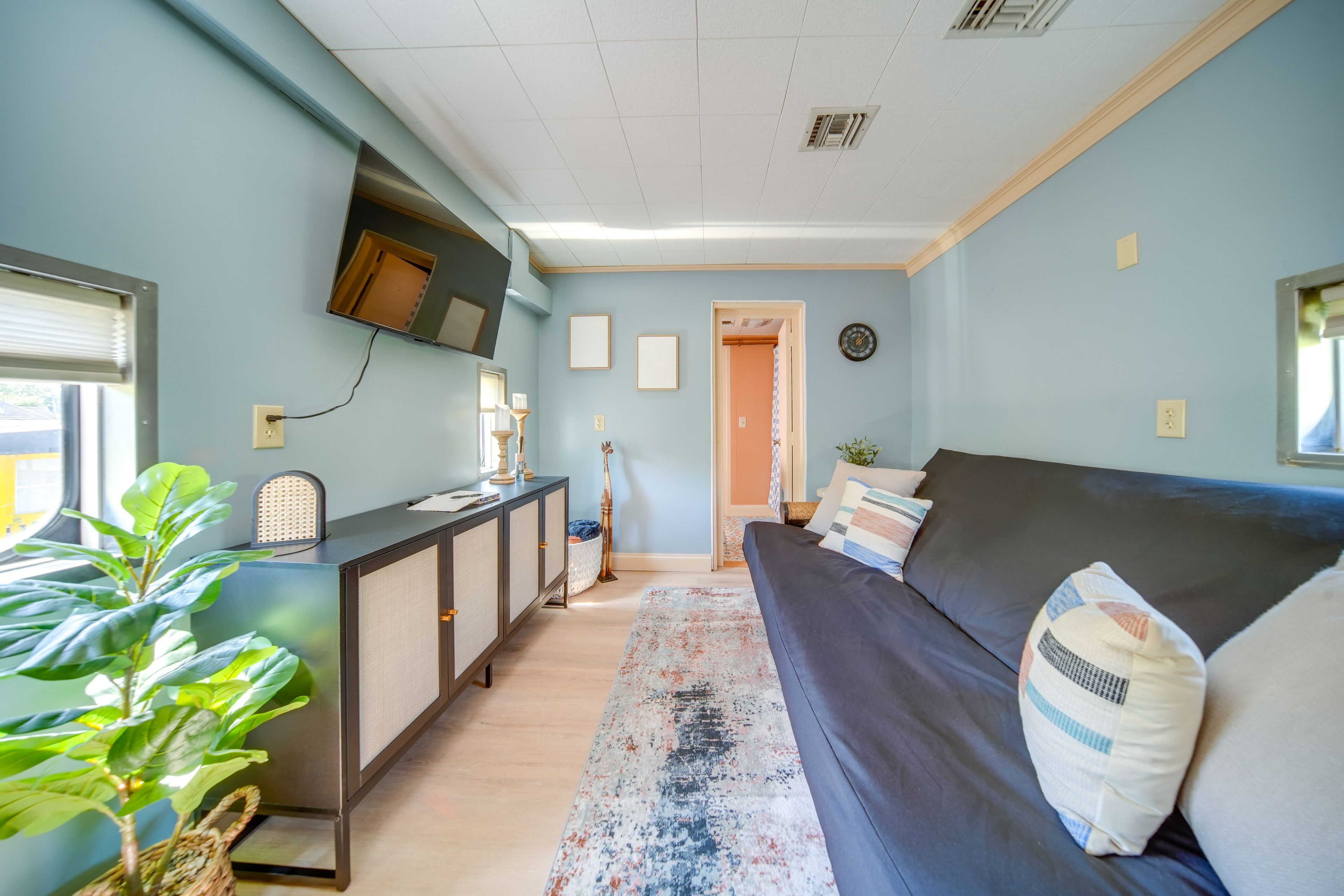 Family Room | Queen Futon | Smart TV | Free WiFi