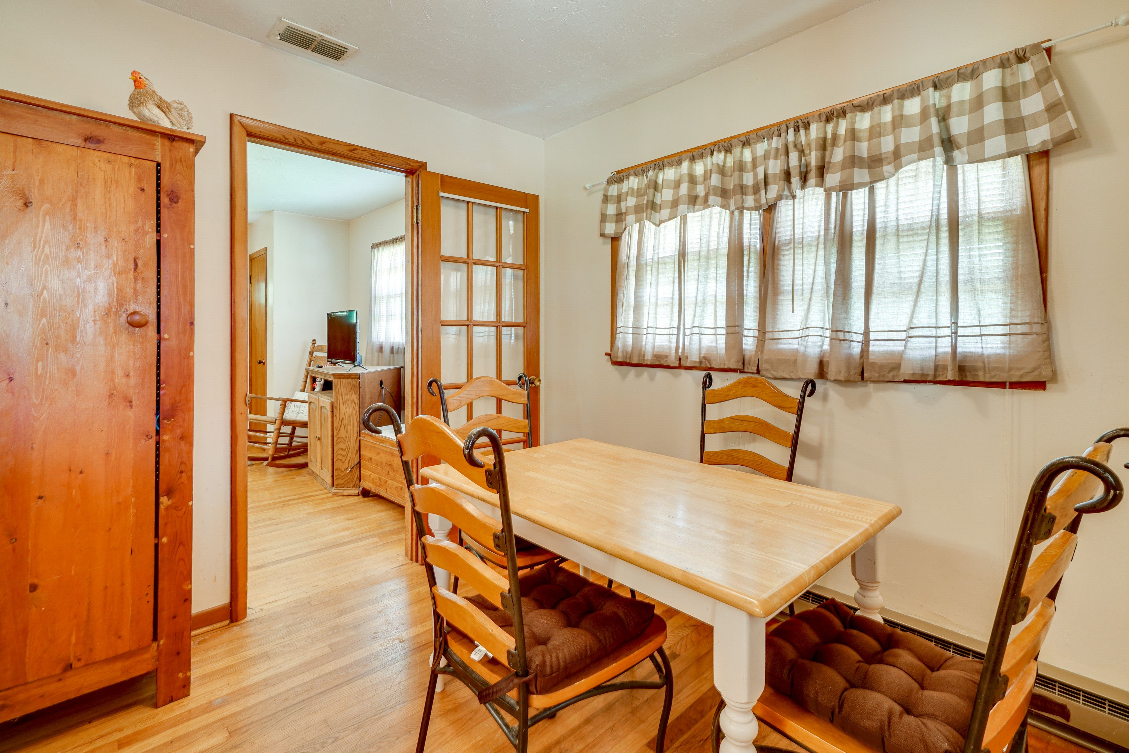 Dining Area | Dishware & Flatware
