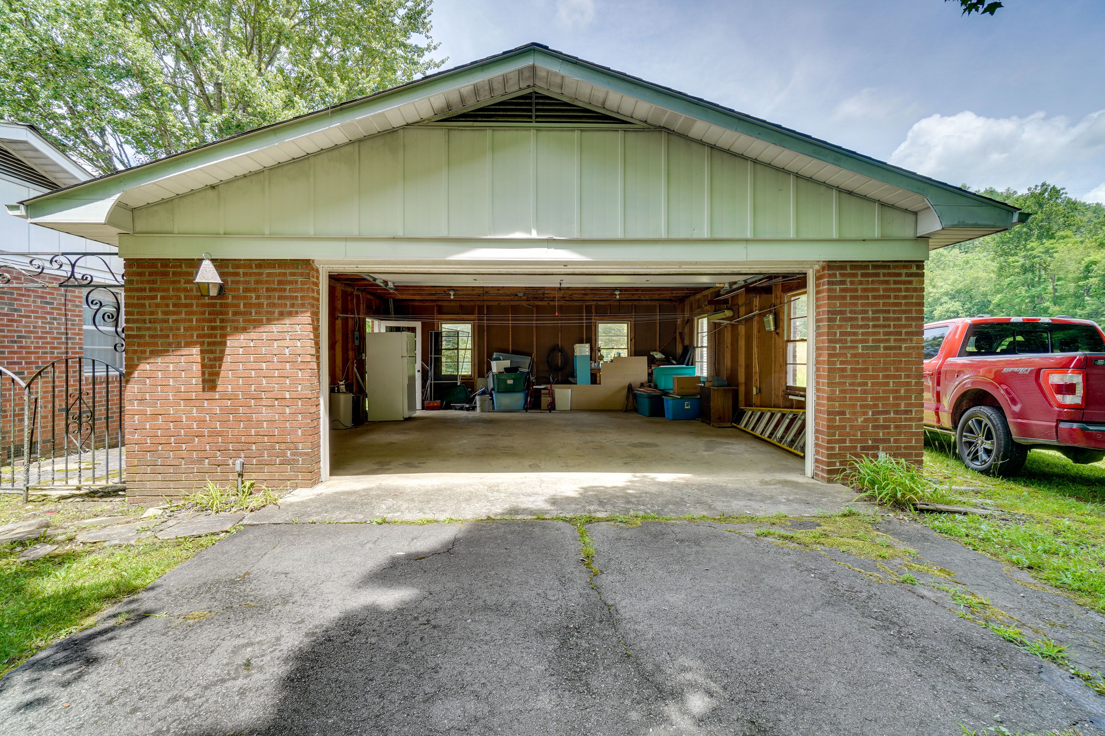 Parking | Garage (2 Vehicles) | Driveway (2 Vehicles)