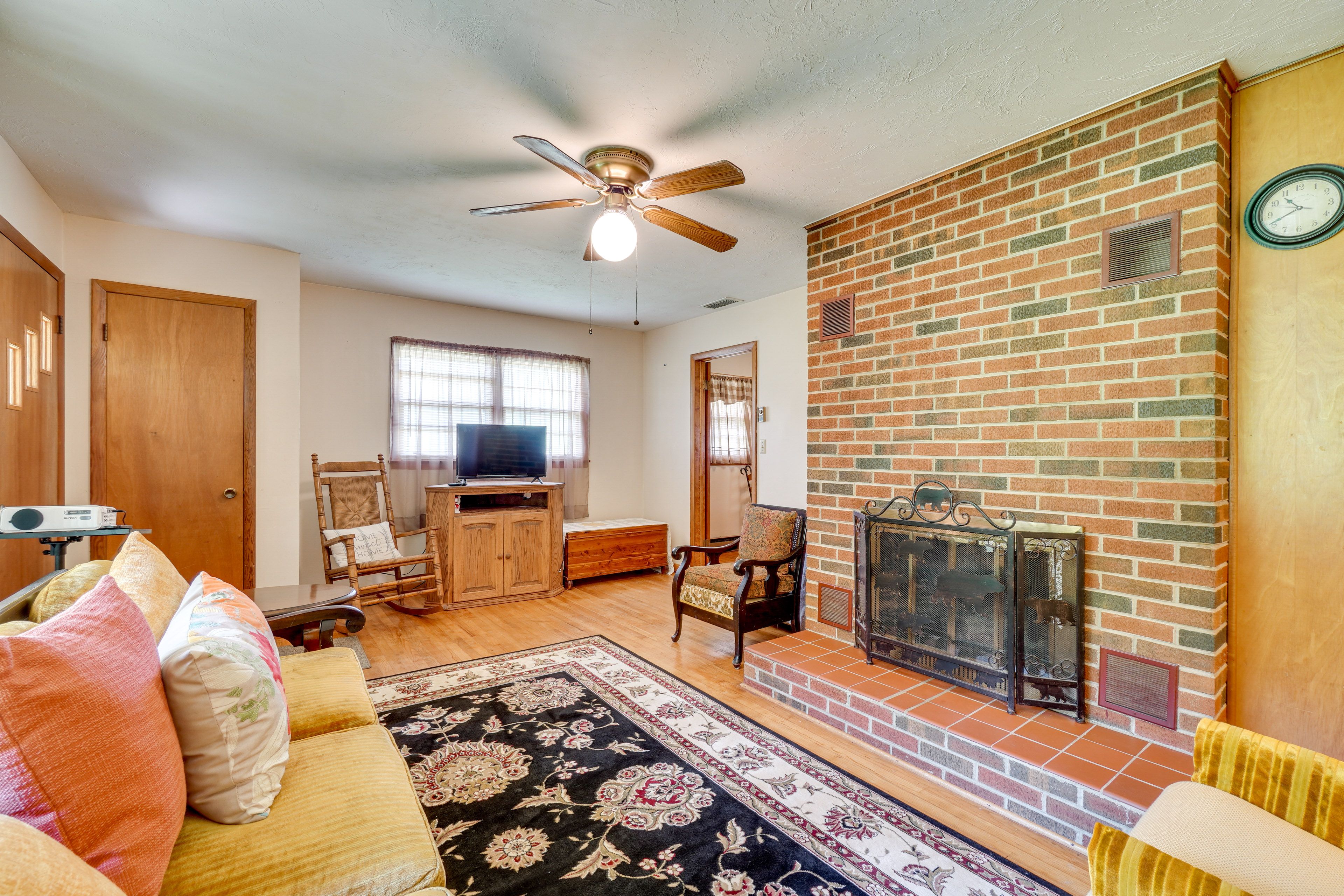 Living Room | Video Projector | Free WiFi