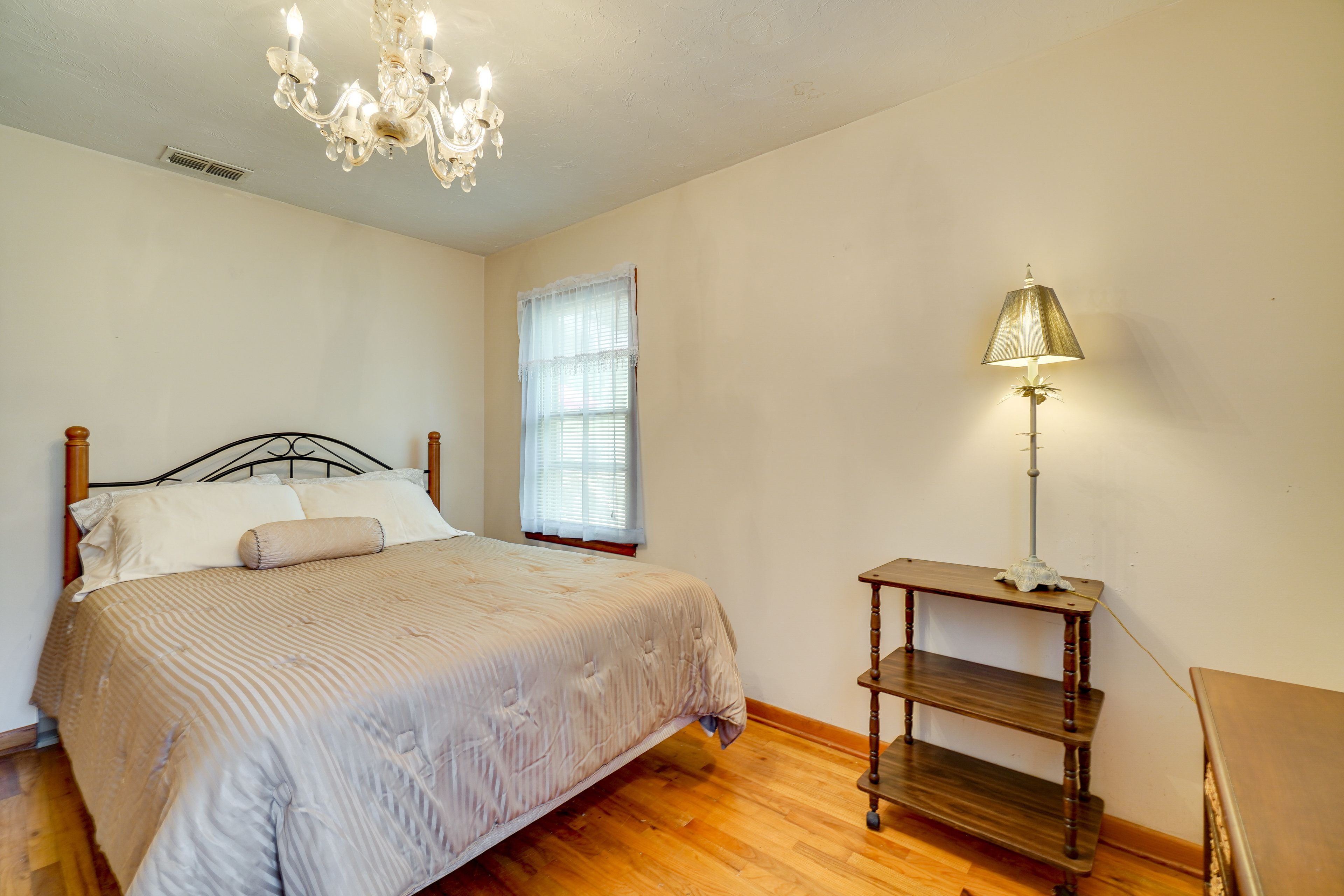 Bedroom 2 | Queen Bed
