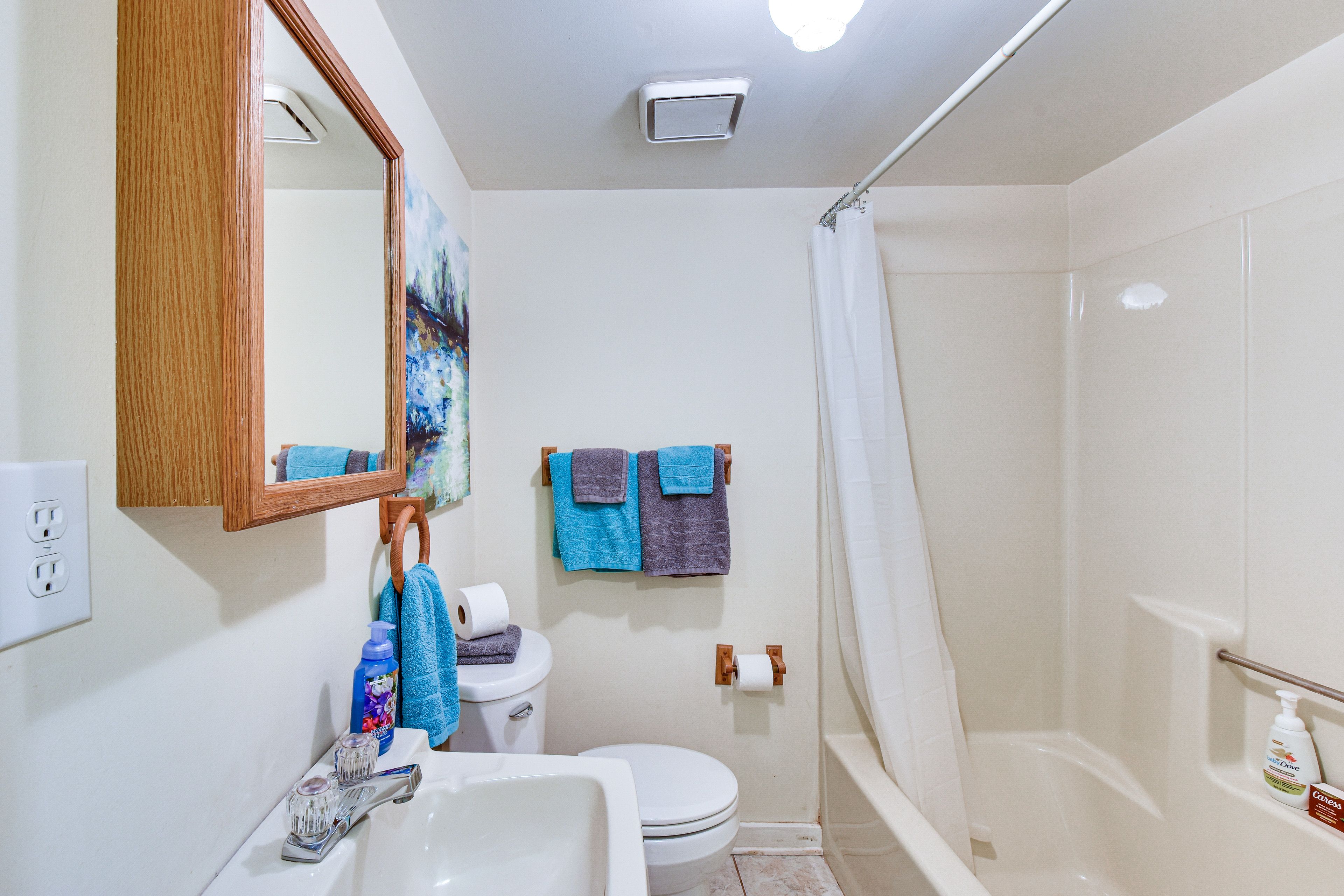Full Bathroom | Main Level | Complimentary Toiletries