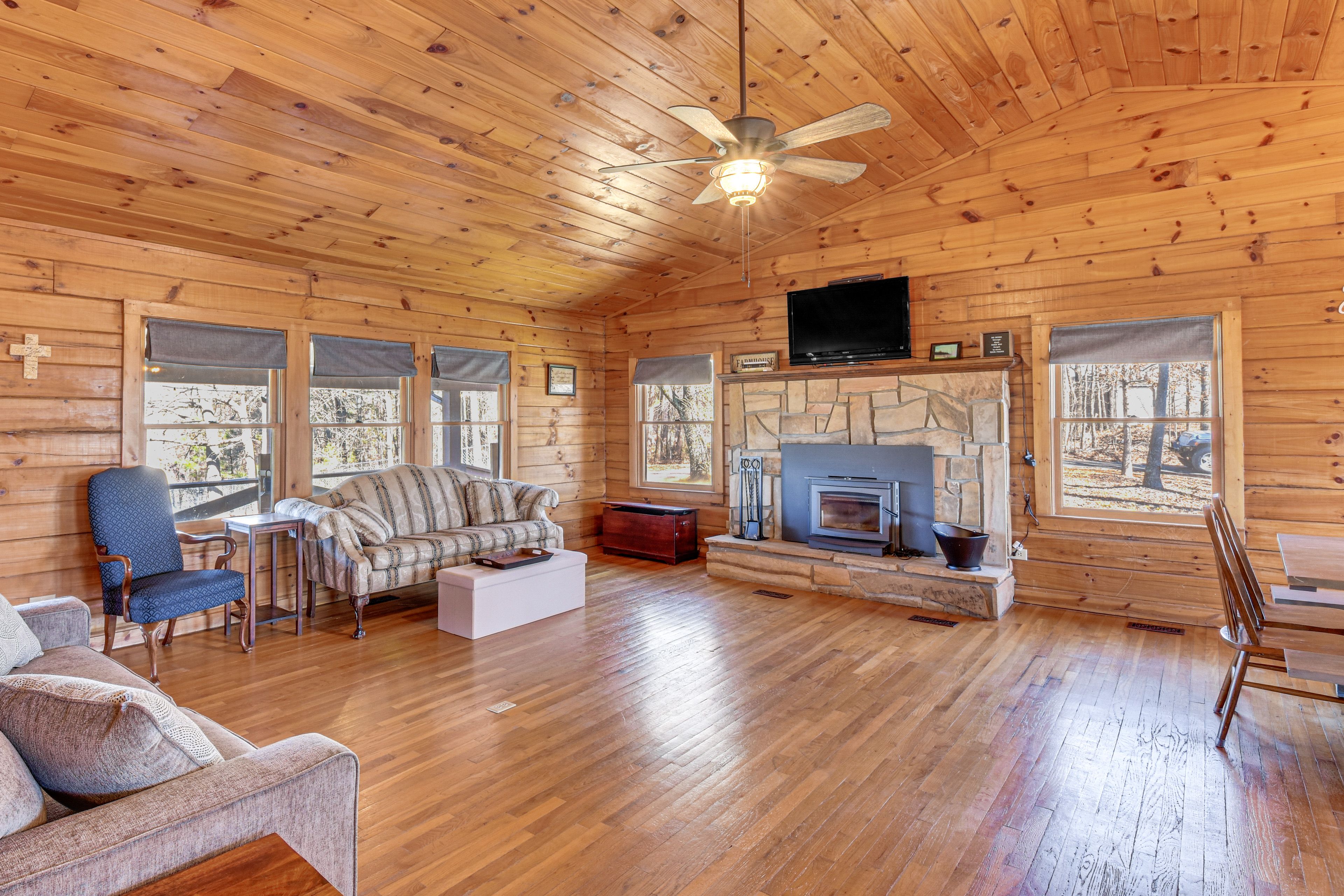 Living Room | Main Level | Queen Sleeper Sofa | Wood-Burning Fireplace