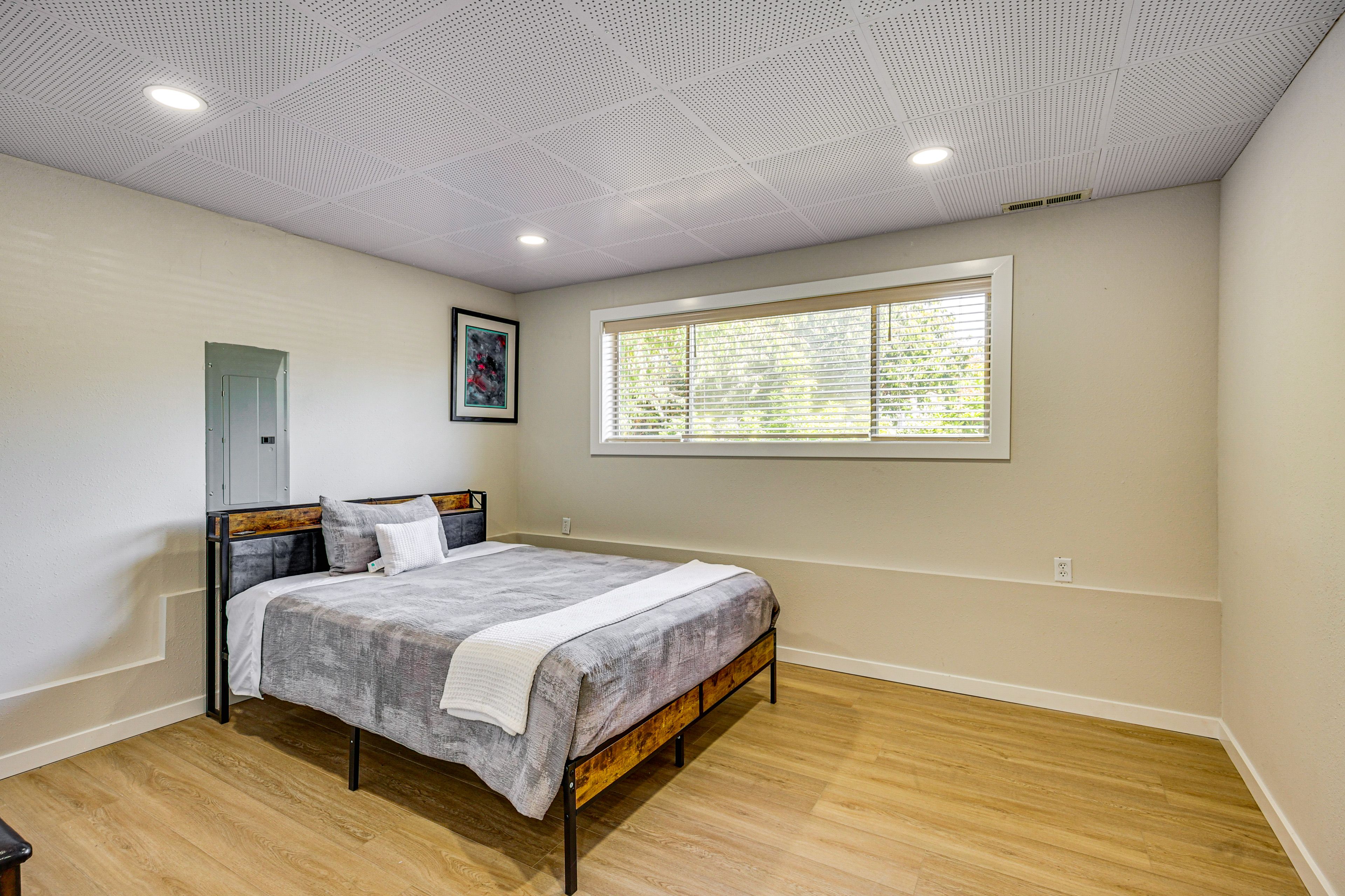 Bedroom 1 | Queen Bed