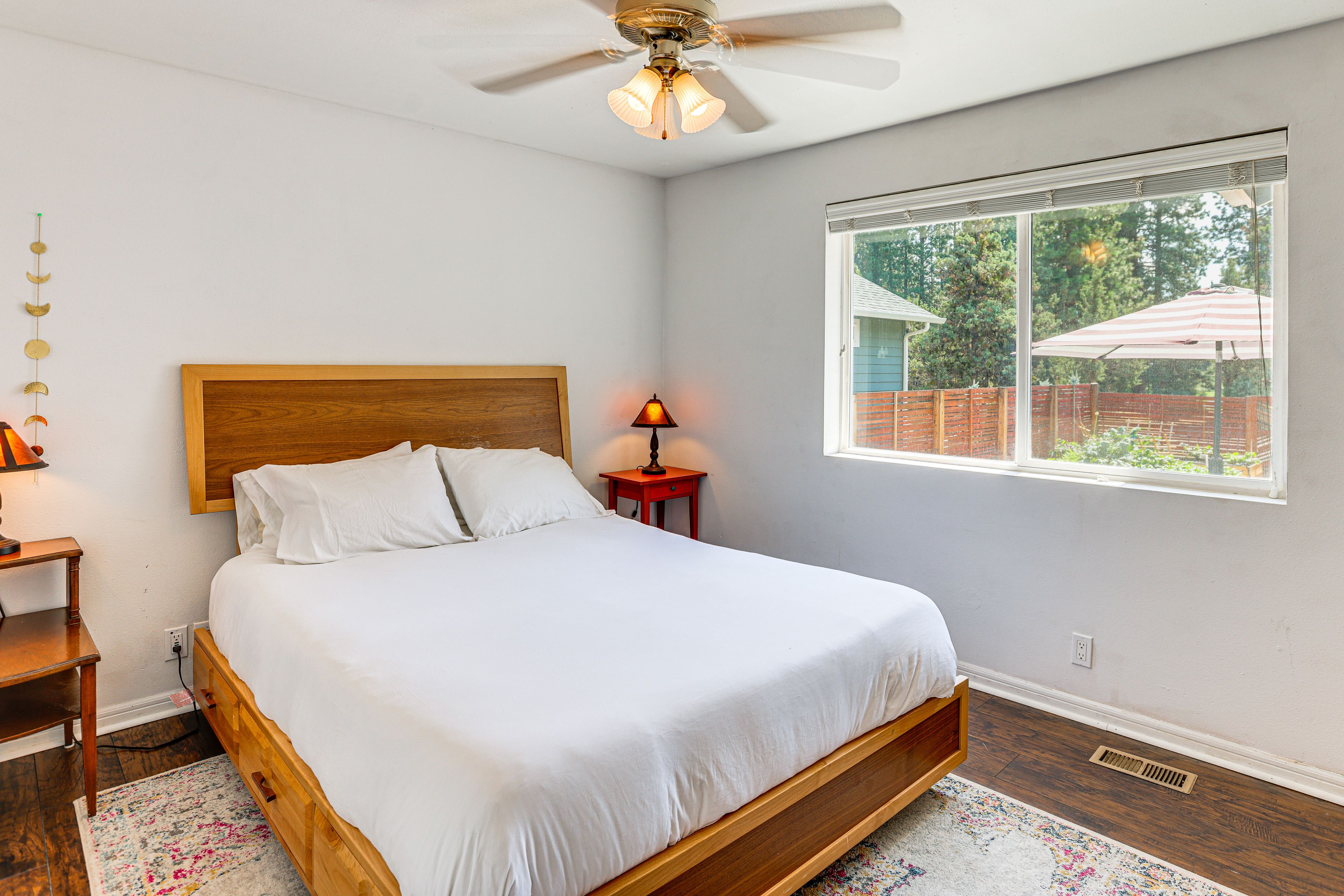 Bedroom 1 | Queen Bed