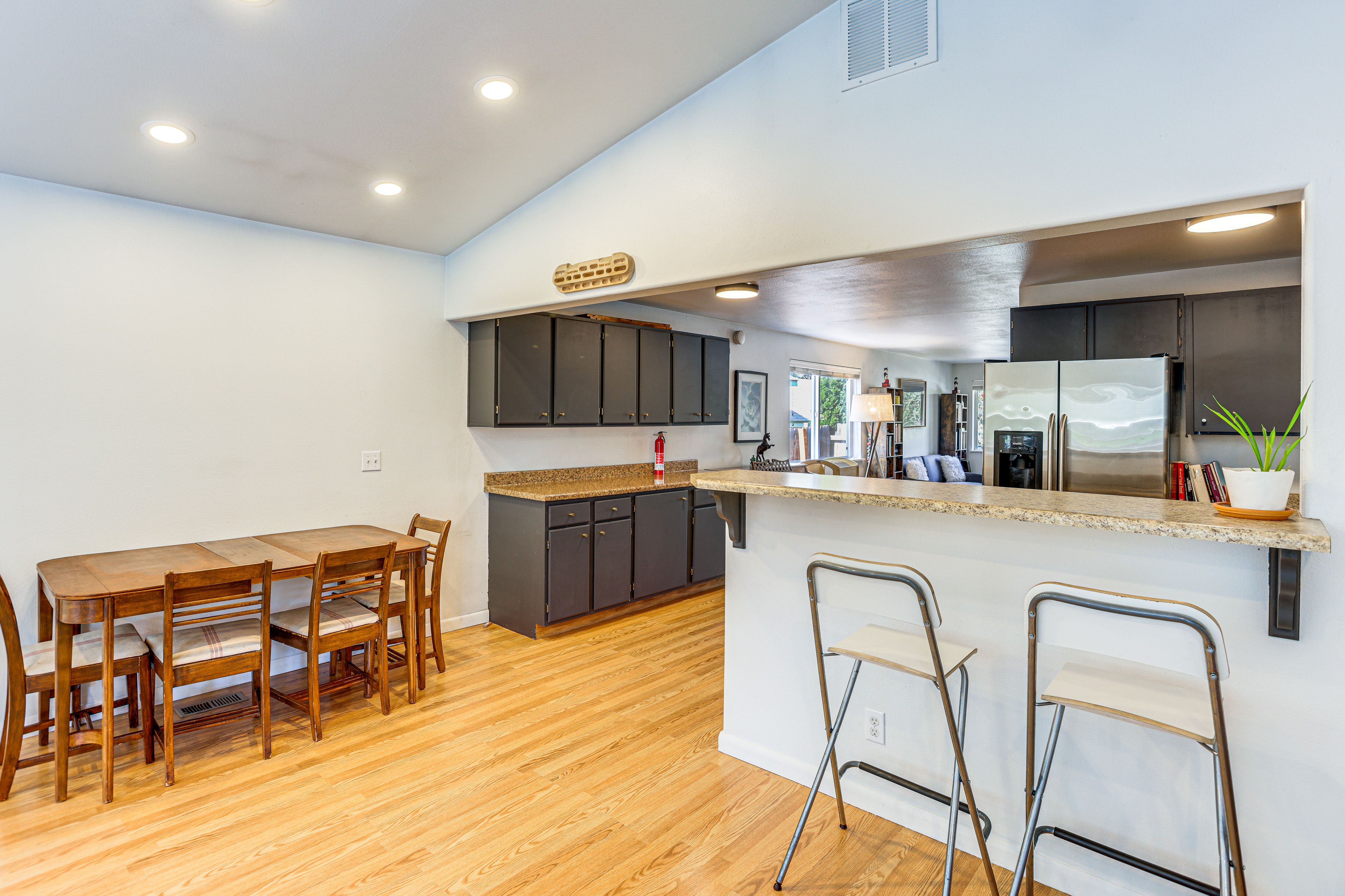 Dining Area | Dishware/Flatware Provided