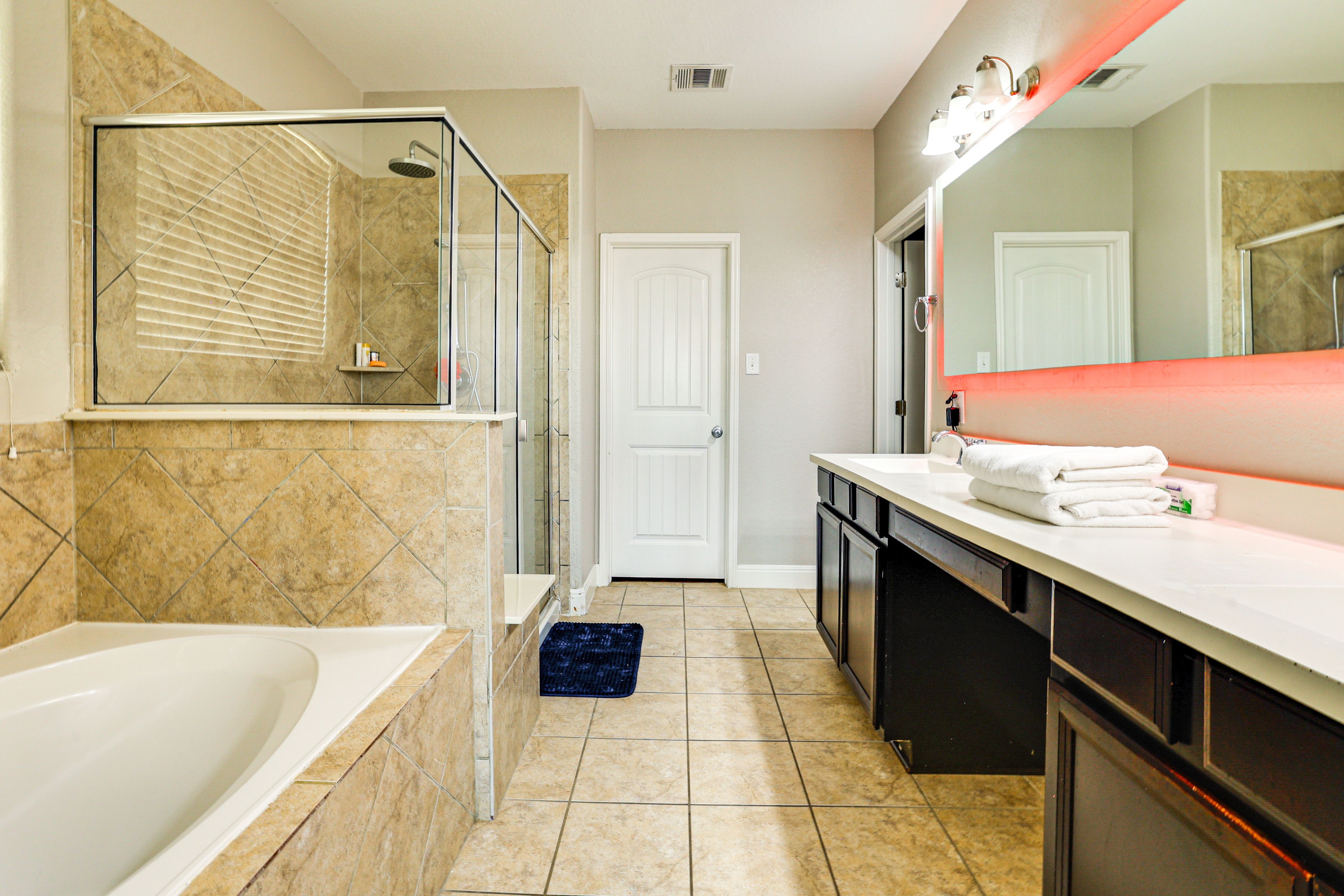 Full Bathroom | Towels Provided | 1st Floor