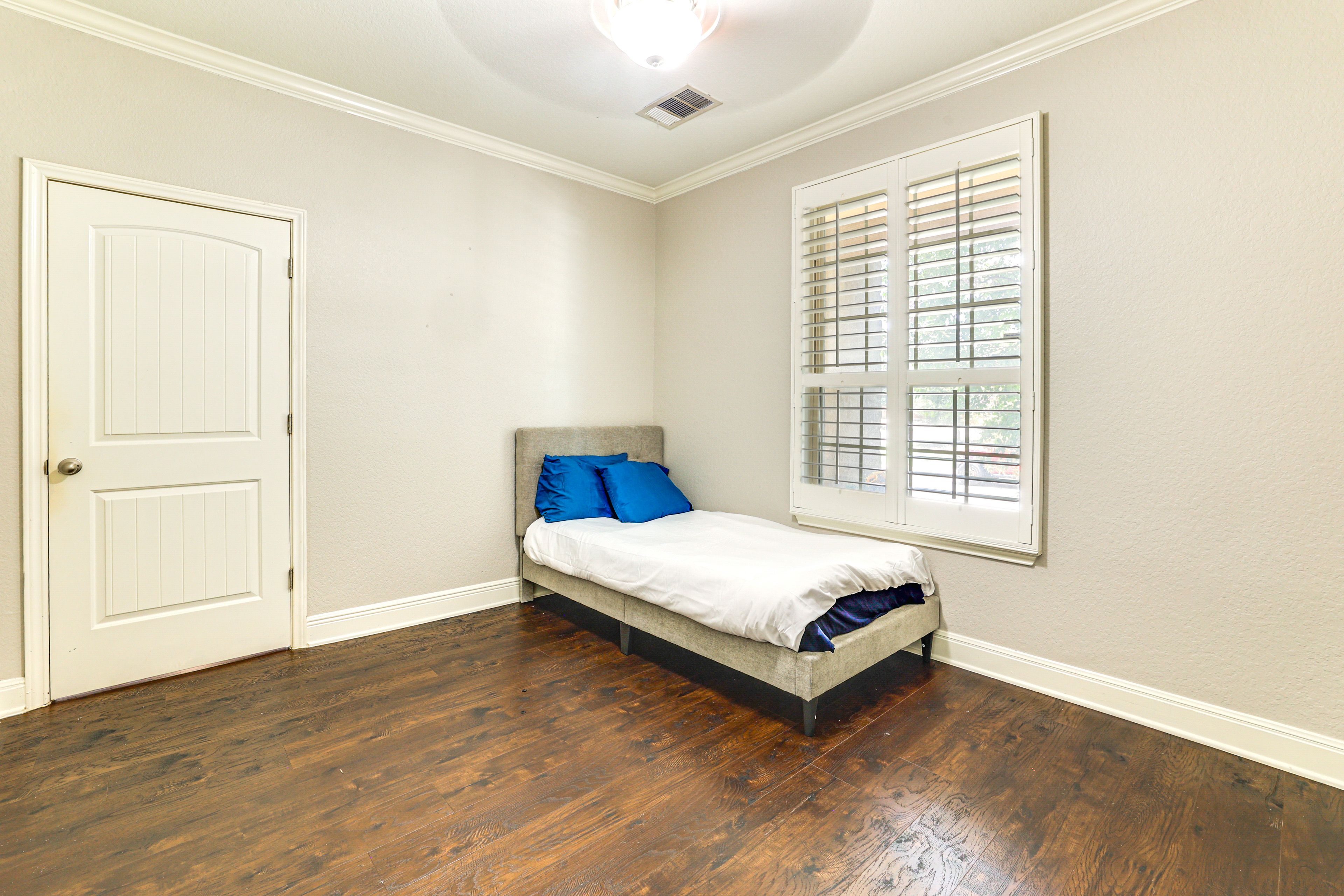 Bedroom 2 | Twin Bed | 1st Floor