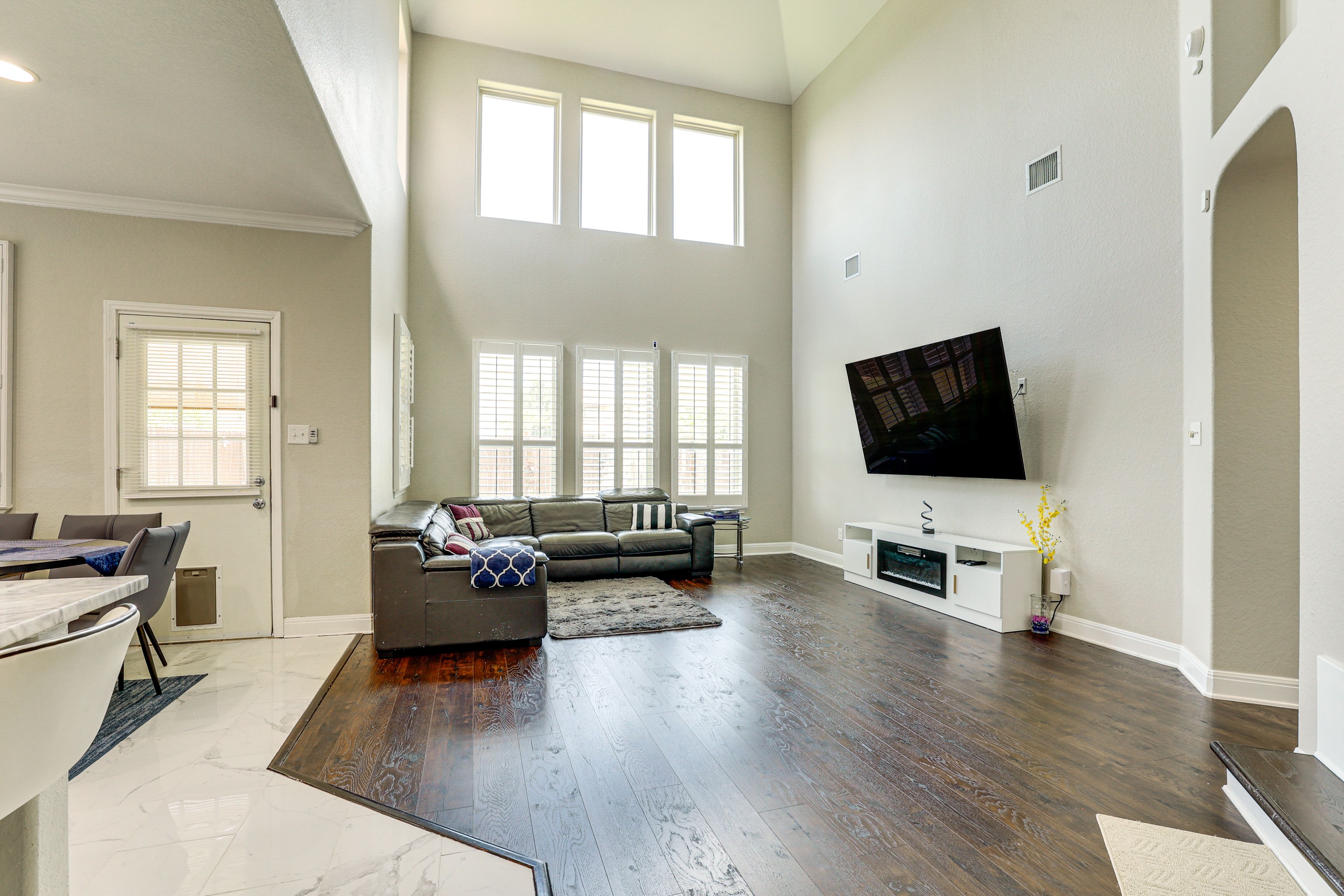Living Room | Free WiFi | Smart TV | 1st Floor