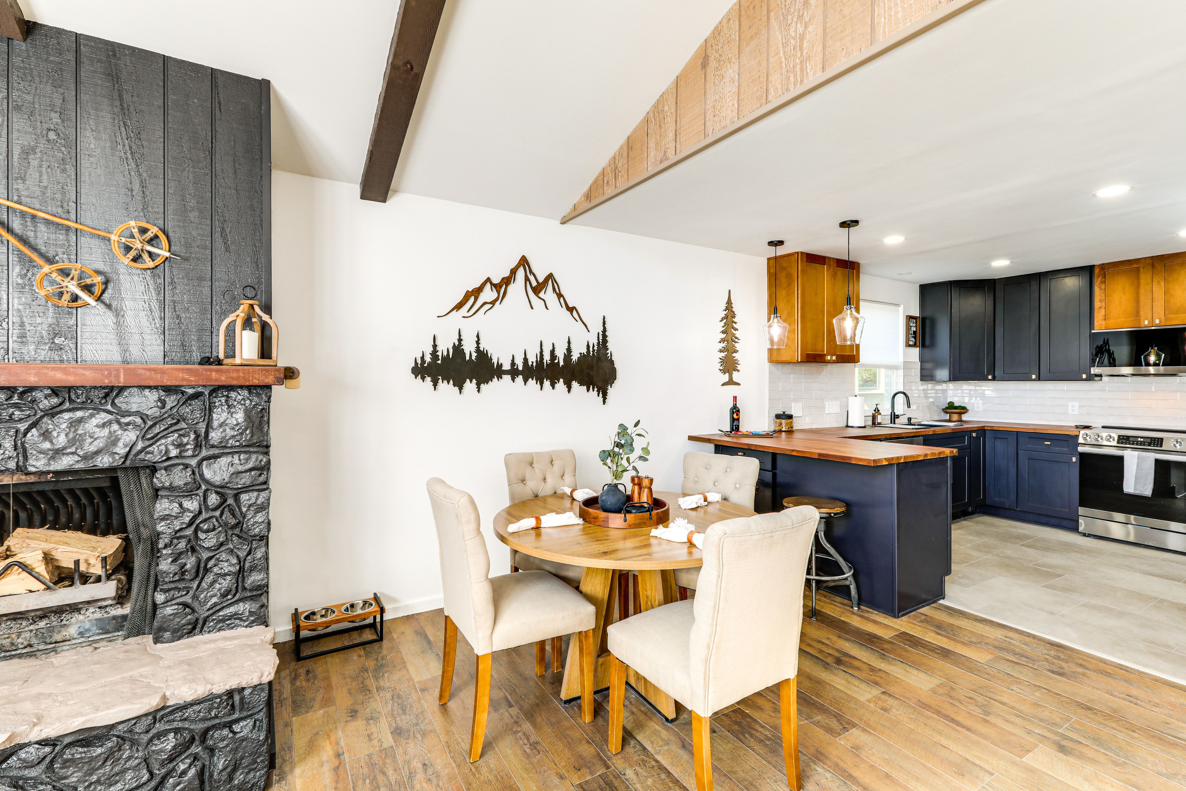 Dining Area | Dishware/Flatware Provided | 1st Floor