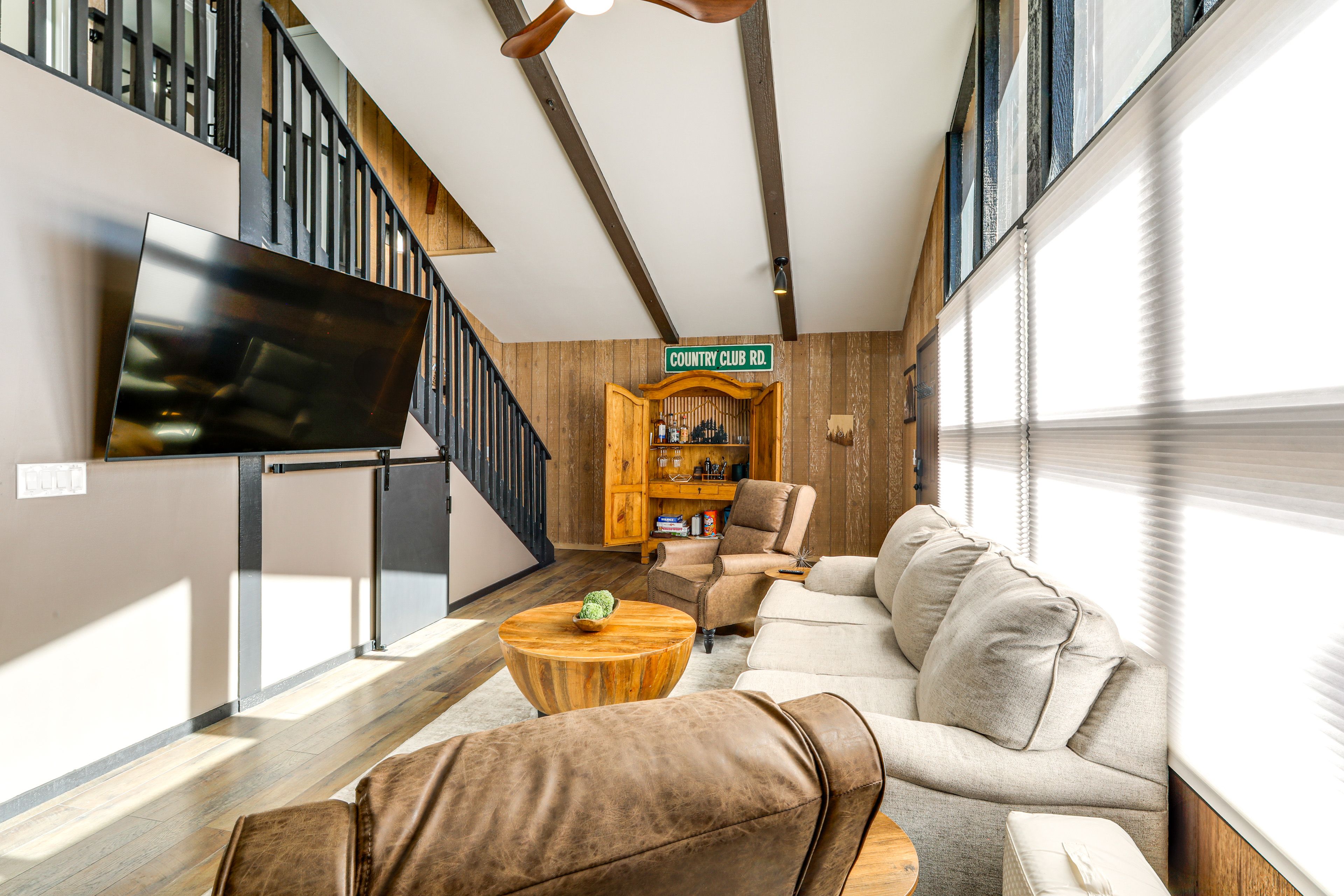 Living Room | Free WiFi | Queen Sleeper Sofa | Smart TV | 1st Floor