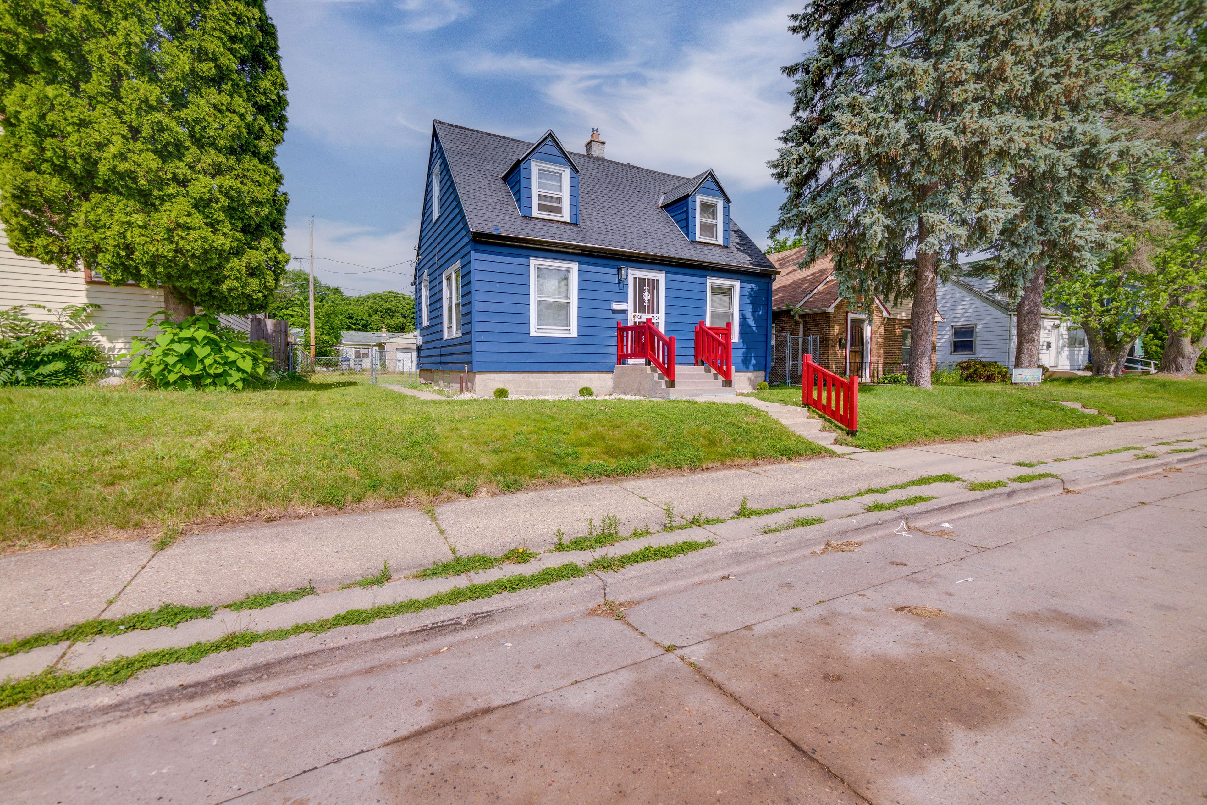 Home Exterior | Parking | Free Street