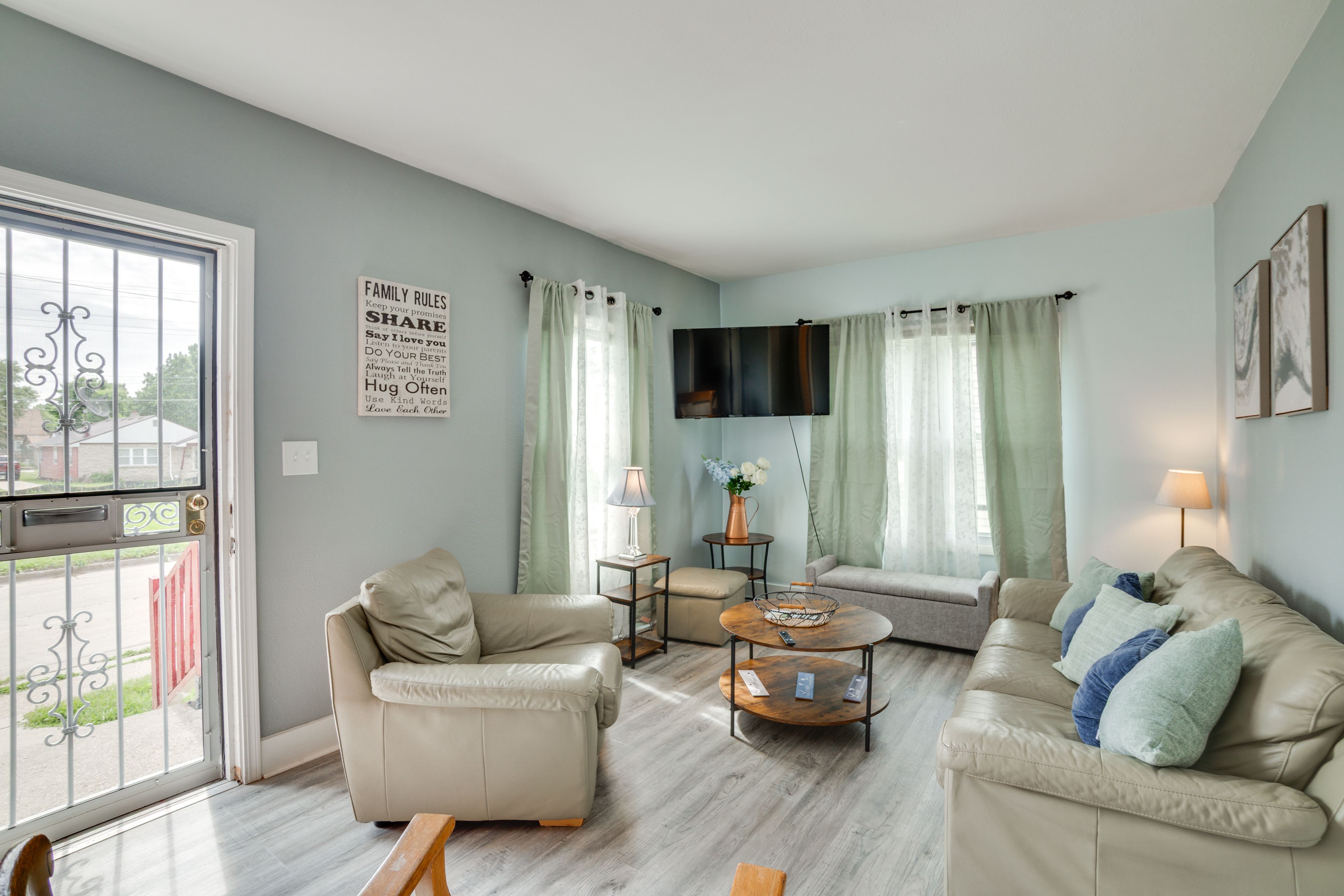 Living Room | 1st Floor | Free WiFi | Smart TV
