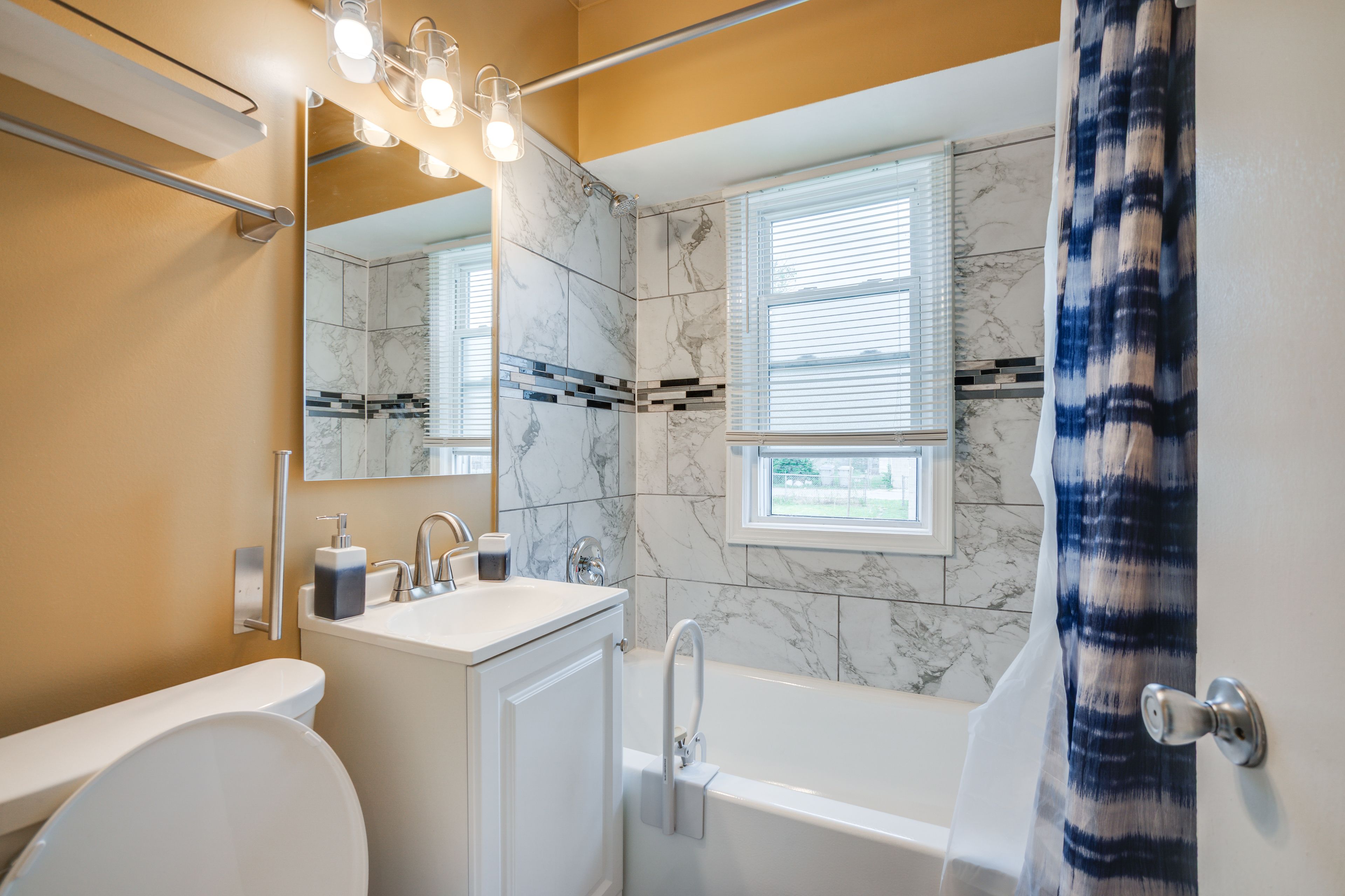 Full Bathroom | 1st Floor | Towels Provided